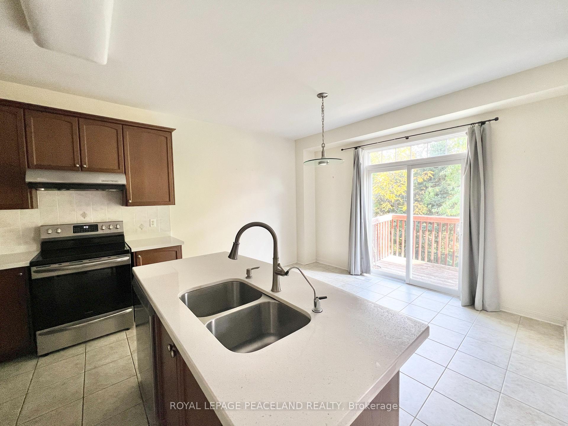 Photo 10 of 73 Castleglen Boulevard, Markham, Berczy — HOMEH