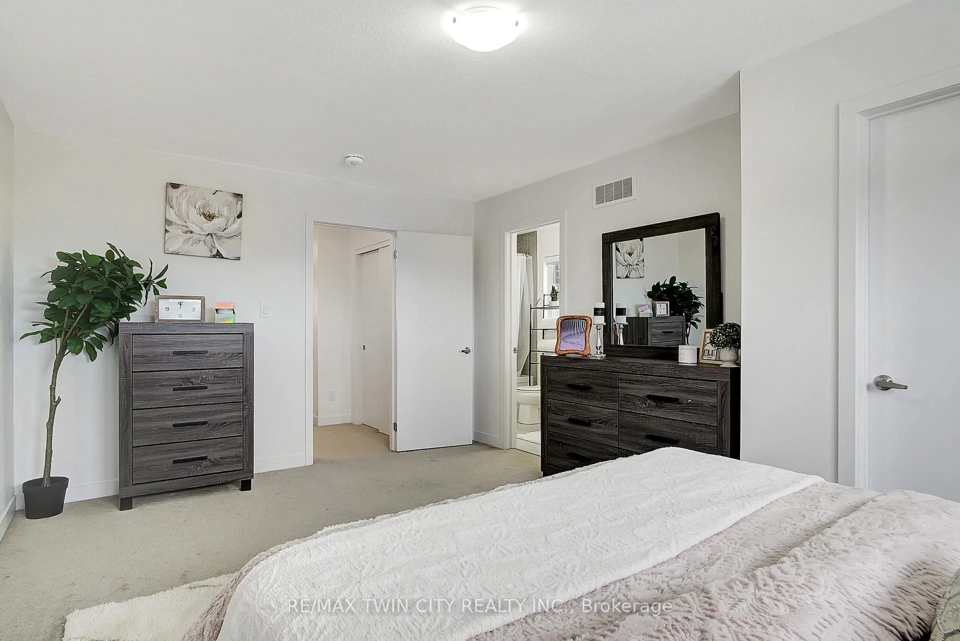 Photo 21 of 111 Pony Drive, Kitchener — HOMEH
