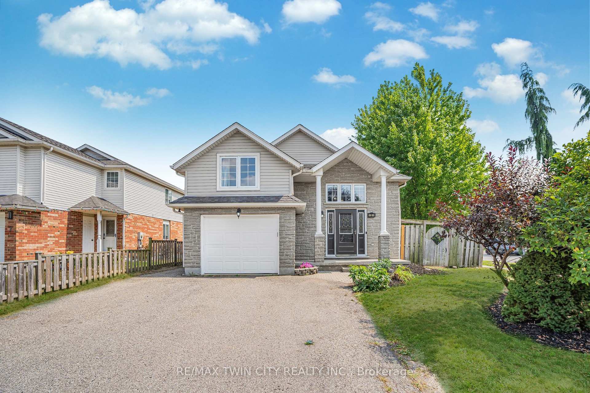 Photo 1 of 3 Wisteria Court, Kitchener, Larentian West — HOMEH