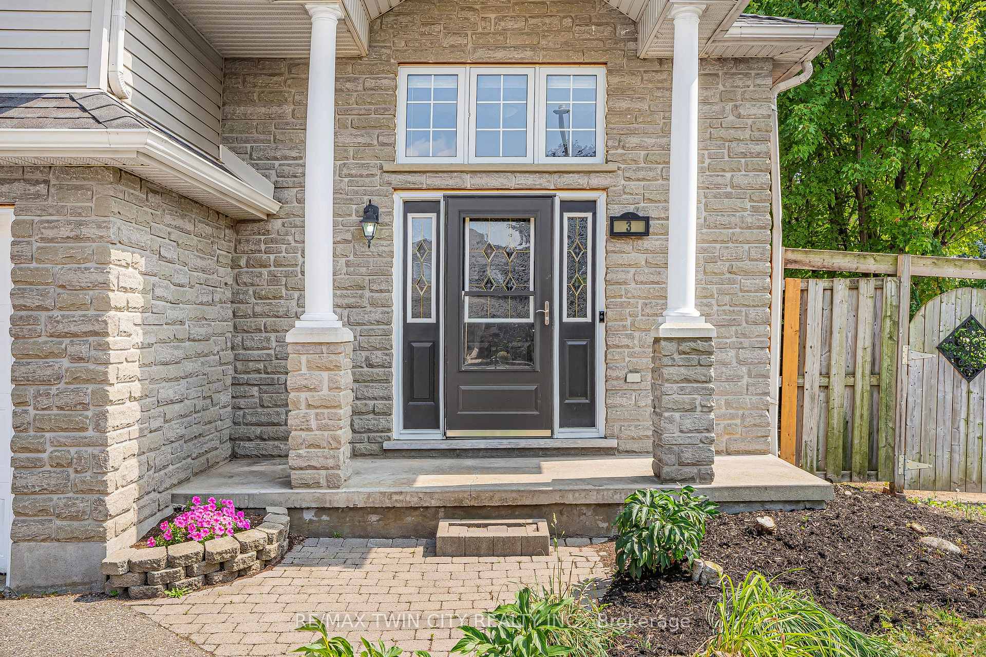 Photo 2 of 3 Wisteria Court, Kitchener, Larentian West — HOMEH