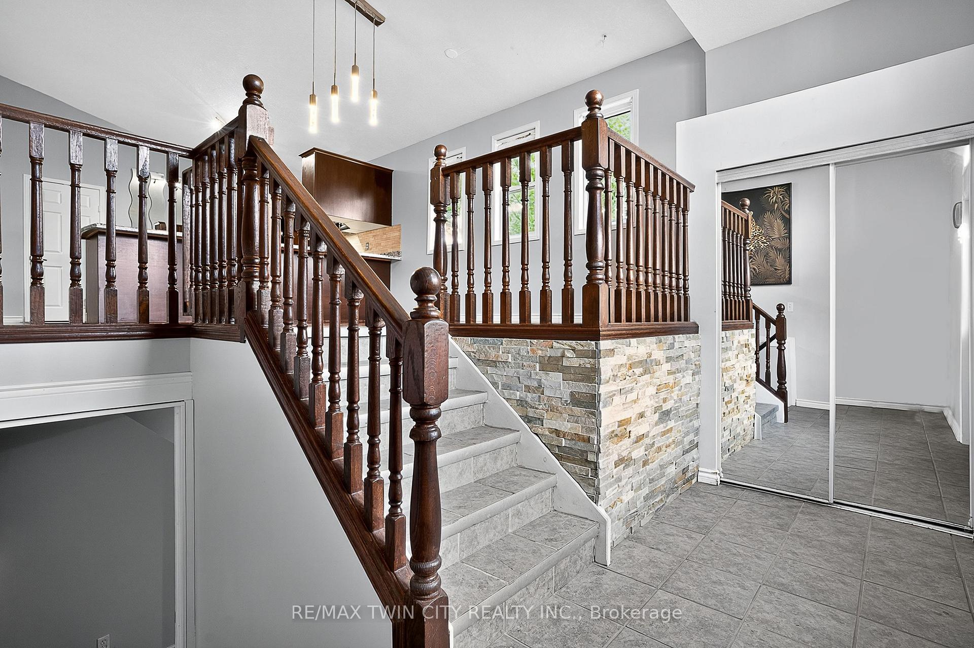 Photo 9 of 3 Wisteria Court, Kitchener, Larentian West — HOMEH