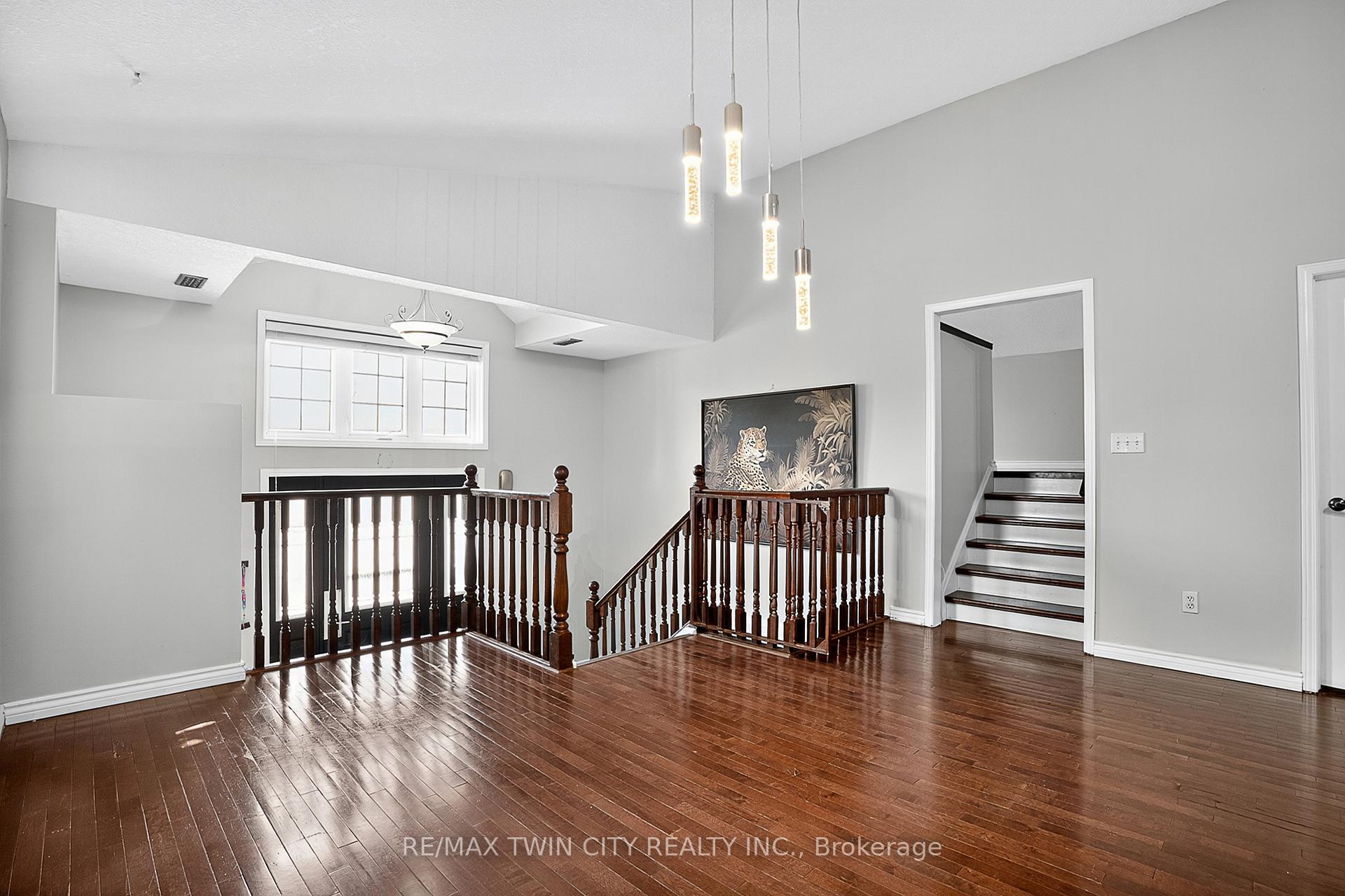 Photo 10 of 3 Wisteria Court, Kitchener, Larentian West — HOMEH