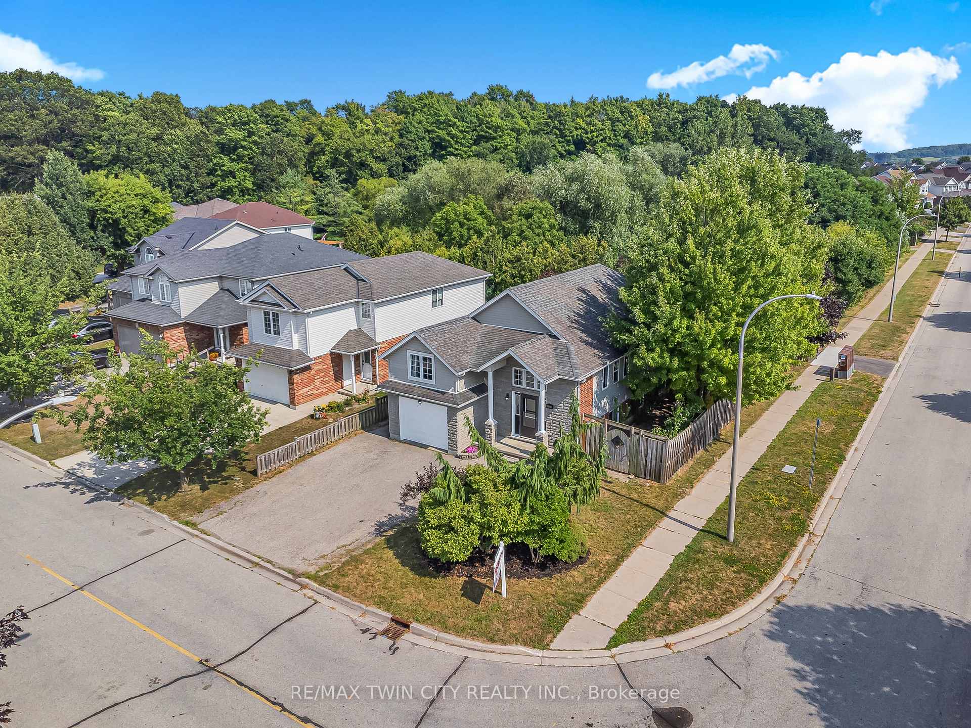 Photo 41 of 3 Wisteria Court, Kitchener, Larentian West — HOMEH