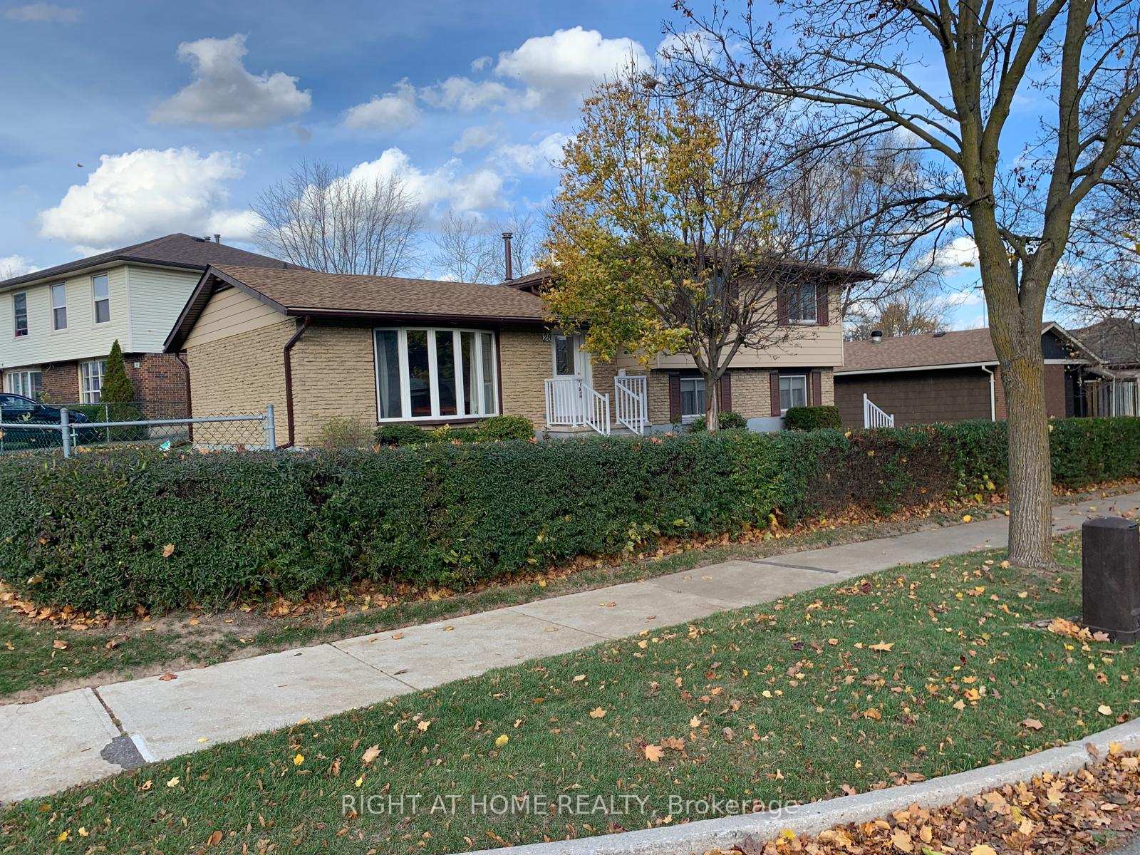 Photo 2 of 28 Blackwell Drive, Kitchener — HOMEH
