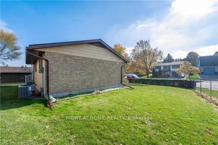 Photo 3 of 28 Blackwell Drive, Kitchener — HOMEH