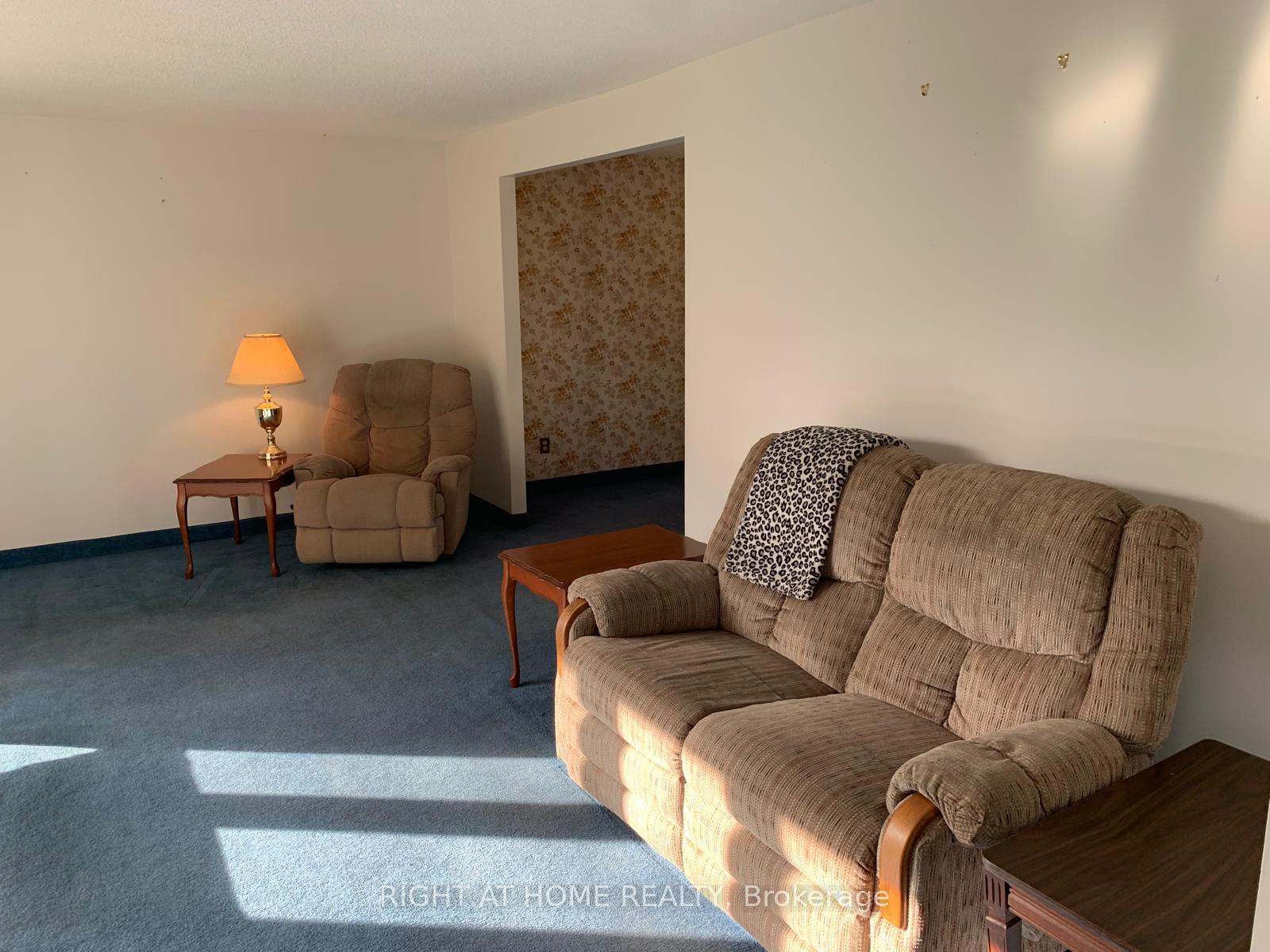 Photo 8 of 28 Blackwell Drive, Kitchener — HOMEH