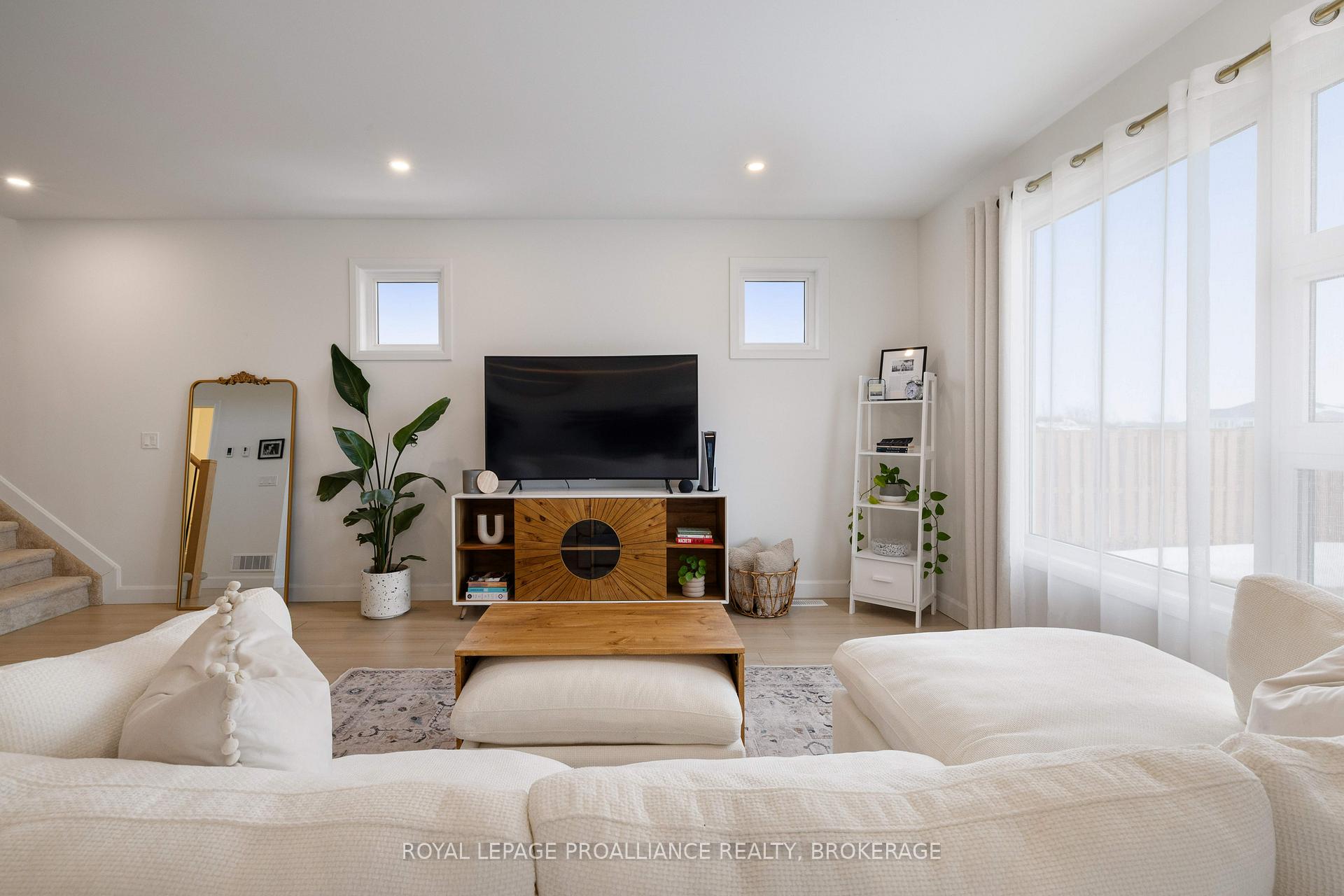 Photo 11 of 231 Superior Drive, Loyalist, Amherstview — HOMEH