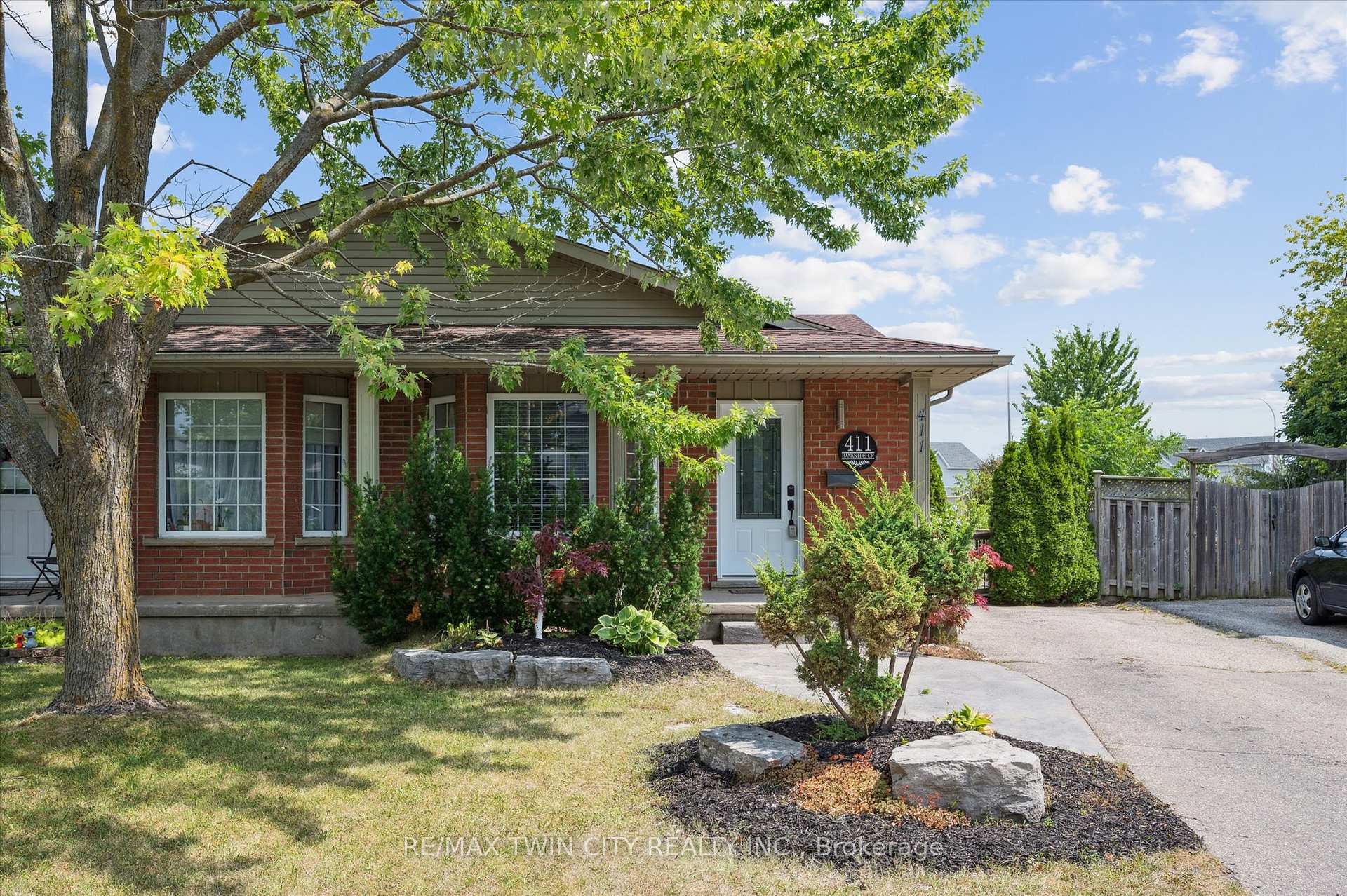 Photo 2 of 411 Bankside Crescent, Kitchener — HOMEH