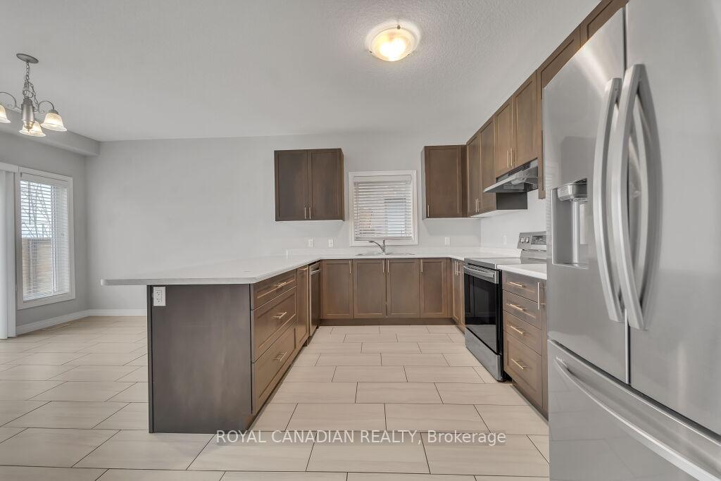 Photo 5 of 8 Dolomiti Court, Hamilton, Rural Glanbrook — HOMEH
