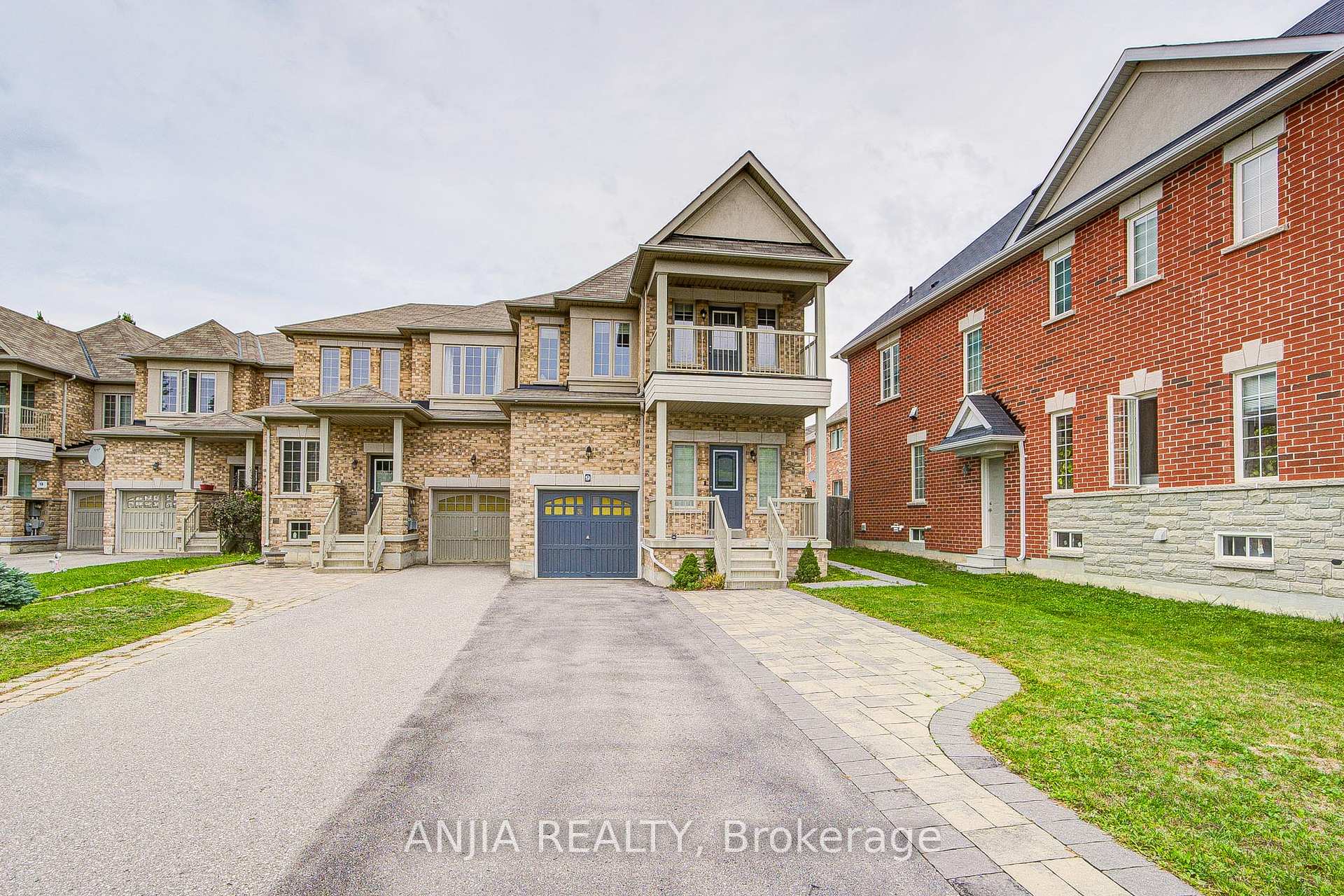Photo 1 of 9 Moore's Court, Markham, Box Grove — HOMEH