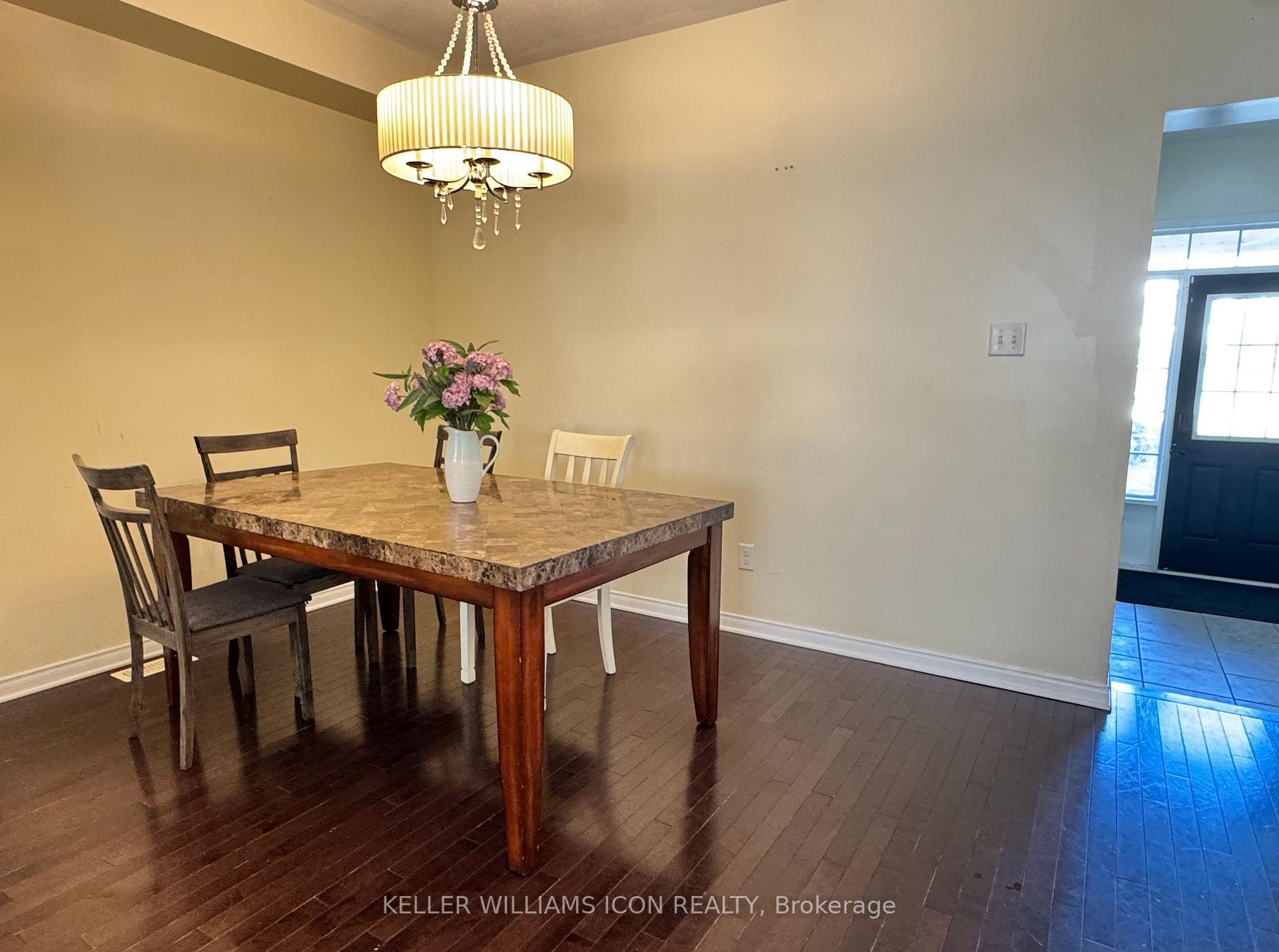 Photo 4 of 581 Pepperville Crescent, Ottawa, Kanata - Emerald Meadows/Trailwest — HOMEH