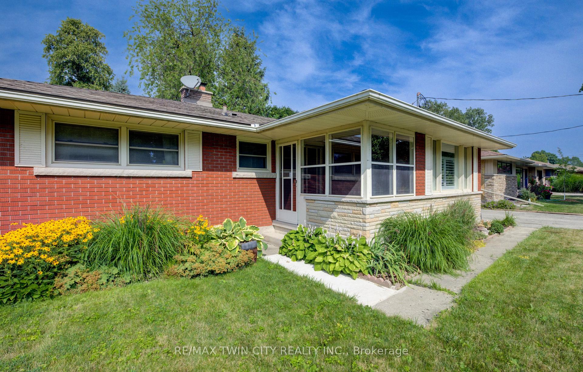 Photo 3 of 74 Lakeside Drive, Kitchener — HOMEH