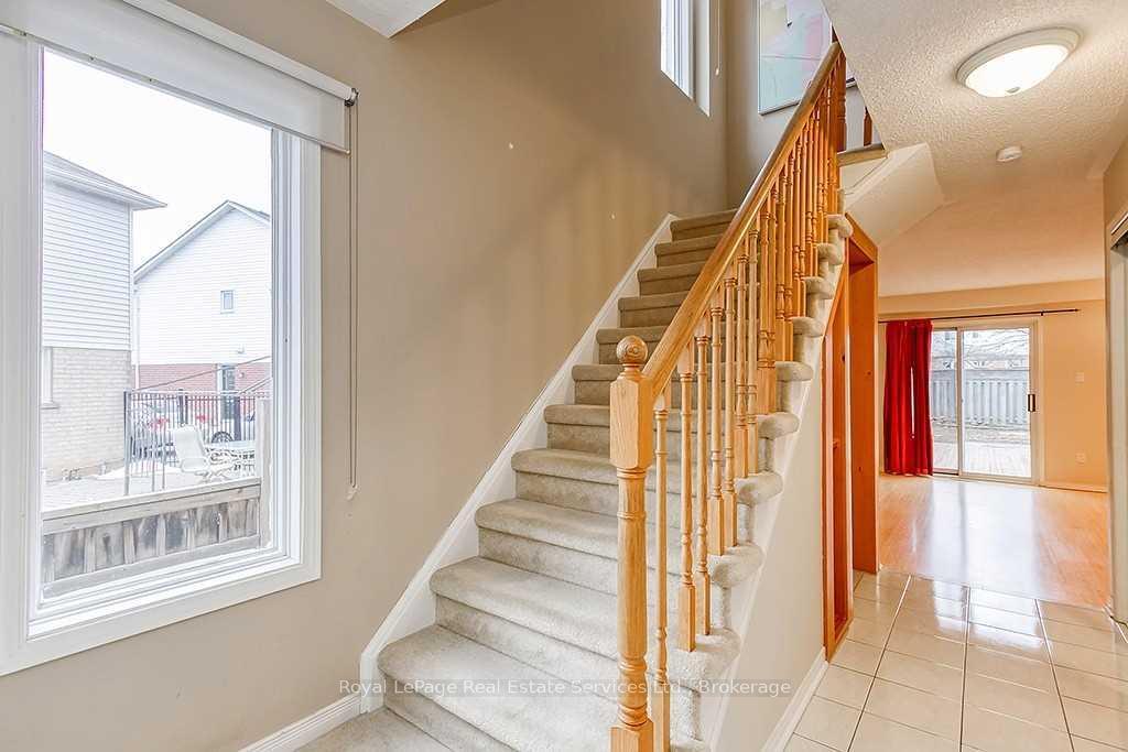 Photo 3 of 4 Thornlodge Drive, Hamilton, Waterdown — HOMEH