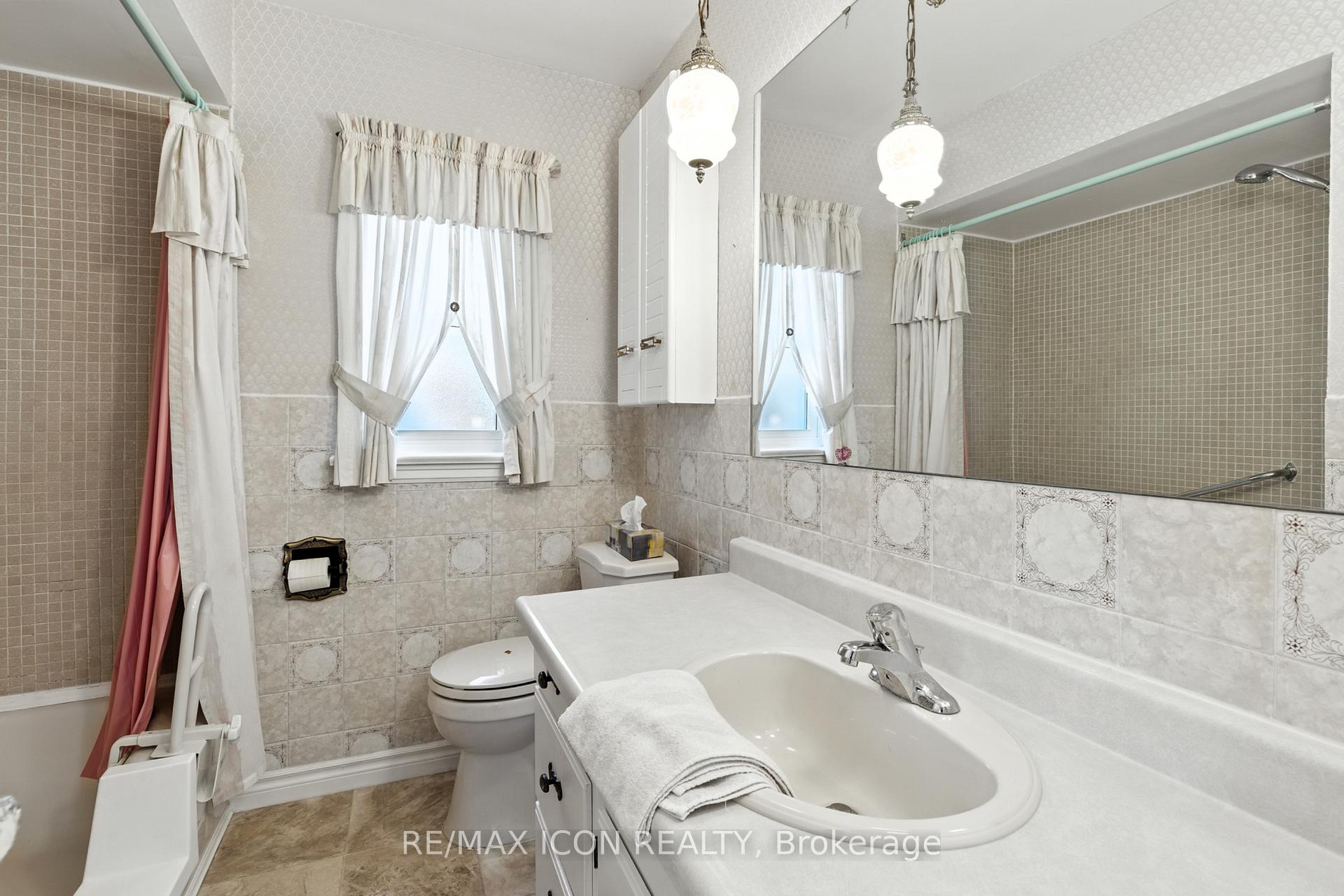 Photo 10 of 35 Grenville Avenue, Kitchener — HOMEH
