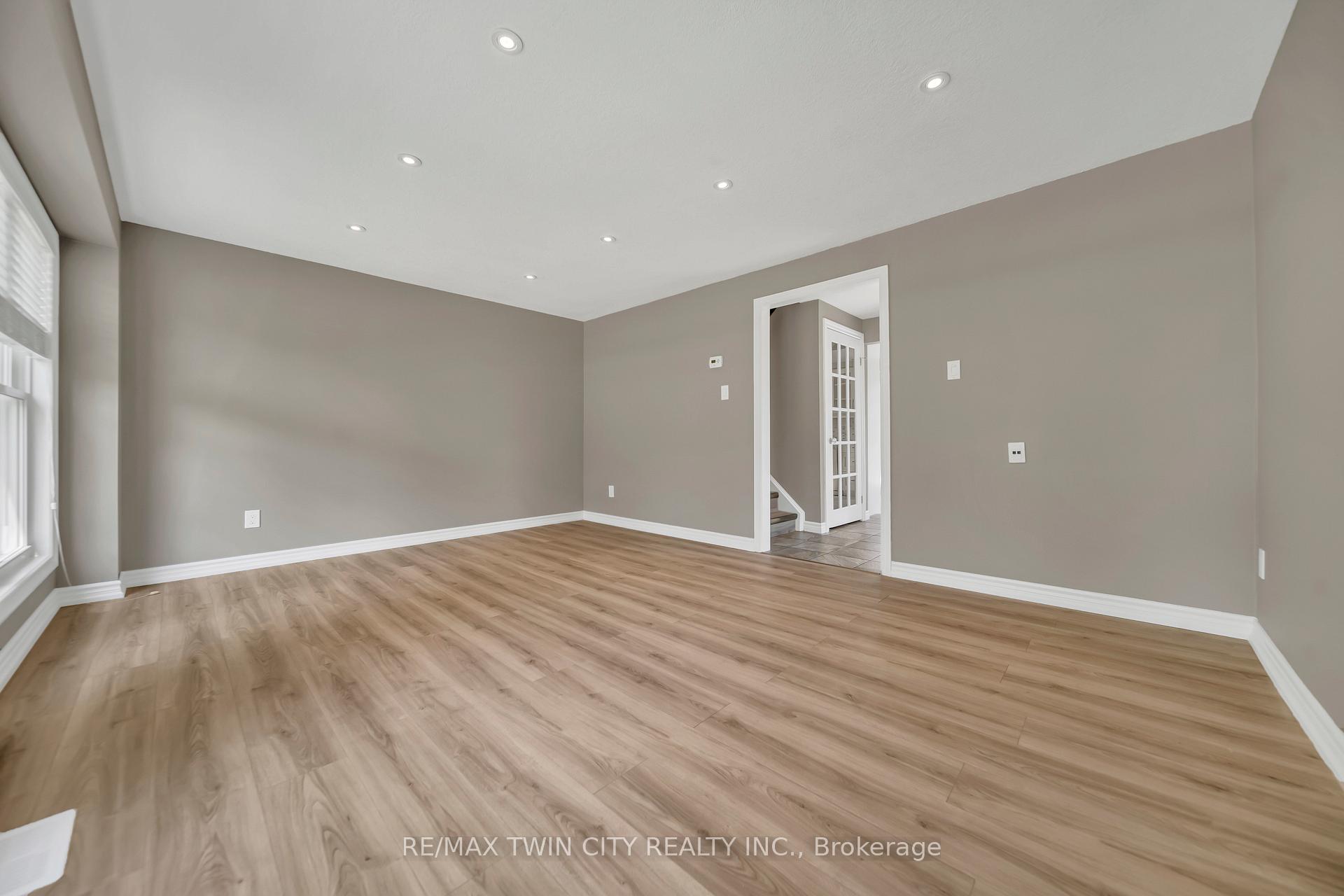 Photo 3 of 28 Uxbridge Crescent, Kitchener — HOMEH