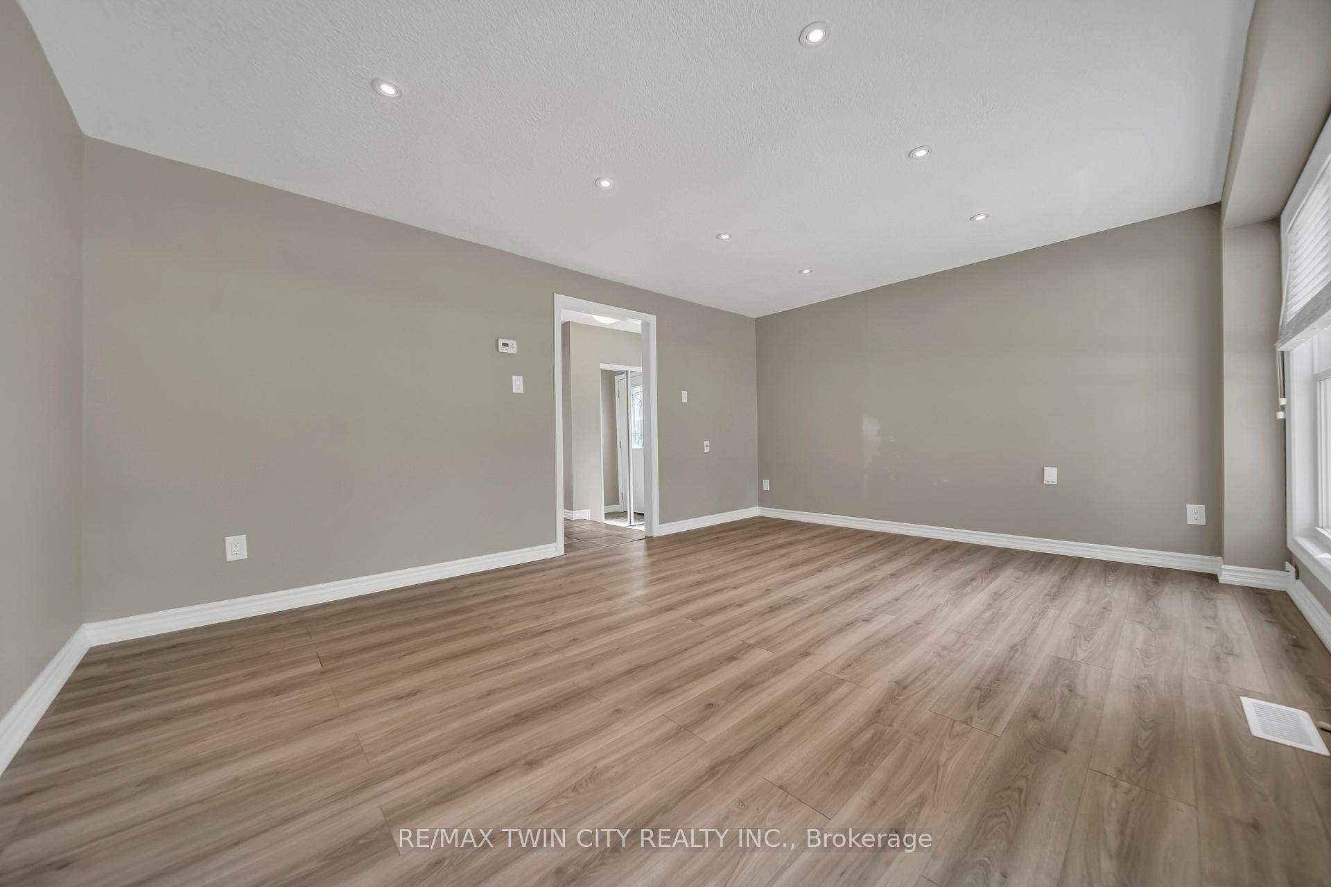 Photo 4 of 28 Uxbridge Crescent, Kitchener — HOMEH