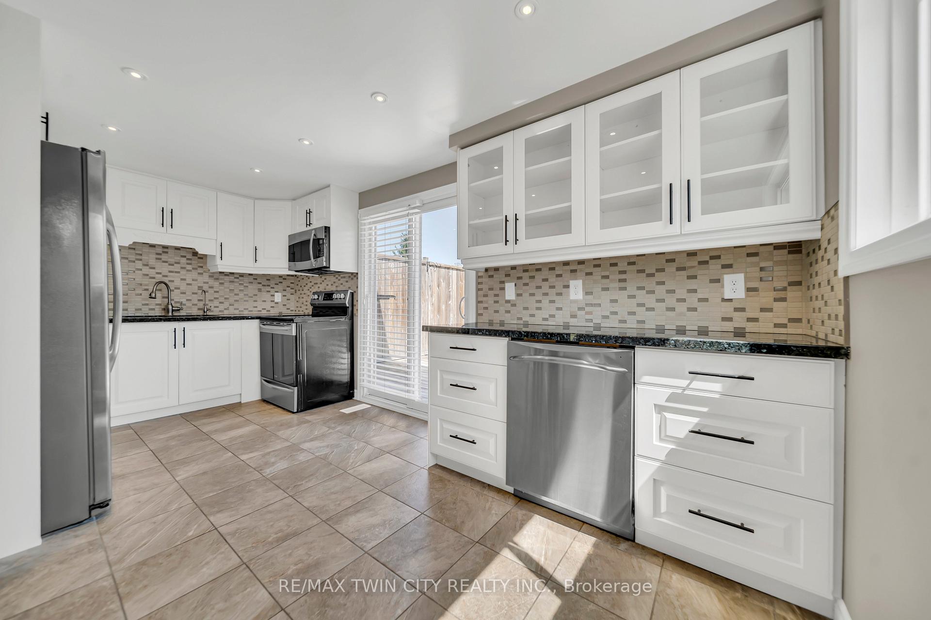 Photo 8 of 28 Uxbridge Crescent, Kitchener — HOMEH