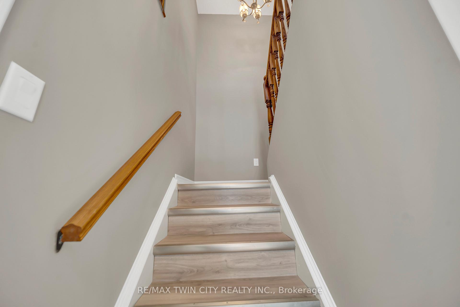 Photo 9 of 28 Uxbridge Crescent, Kitchener — HOMEH