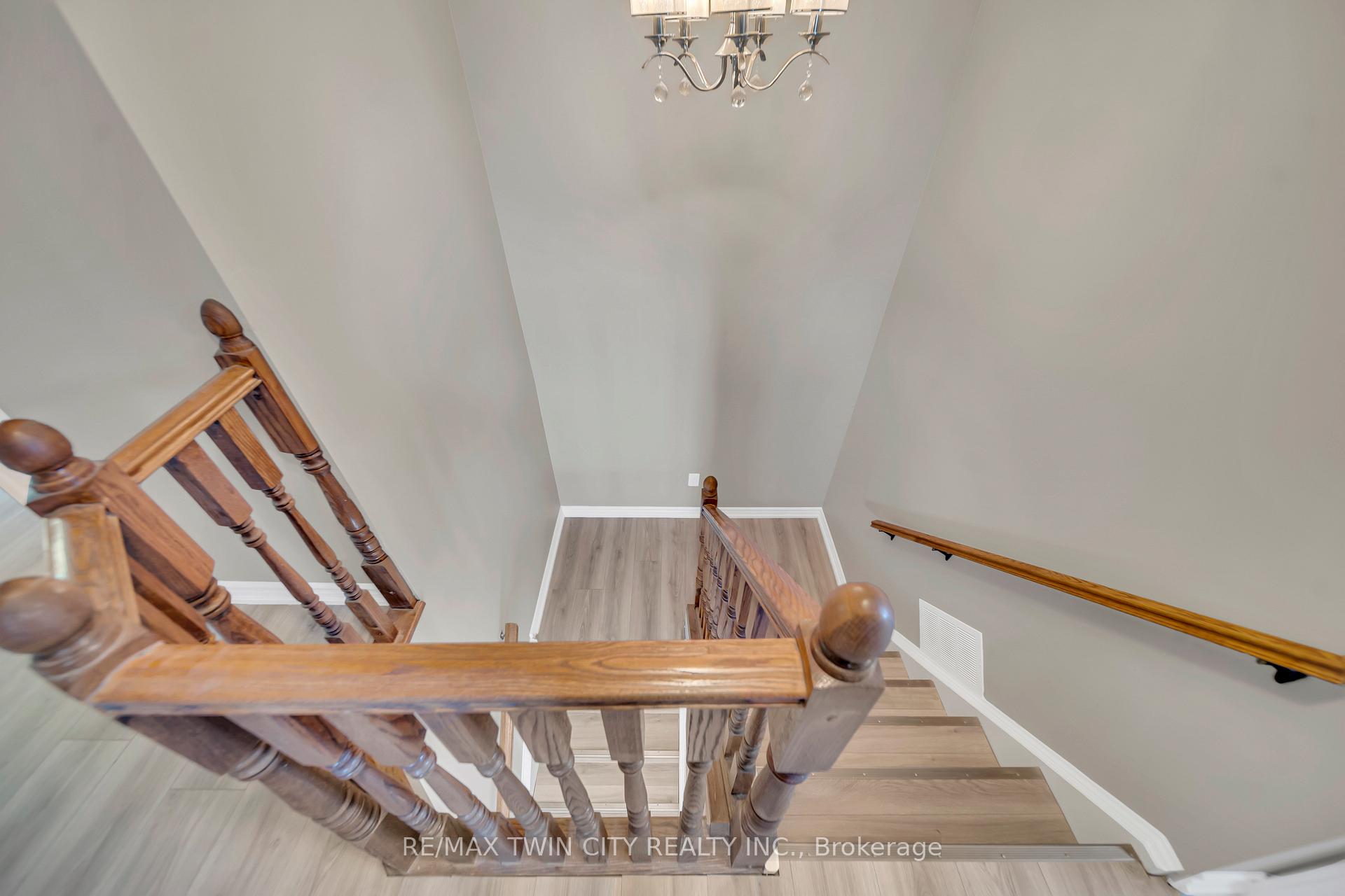 Photo 10 of 28 Uxbridge Crescent, Kitchener — HOMEH
