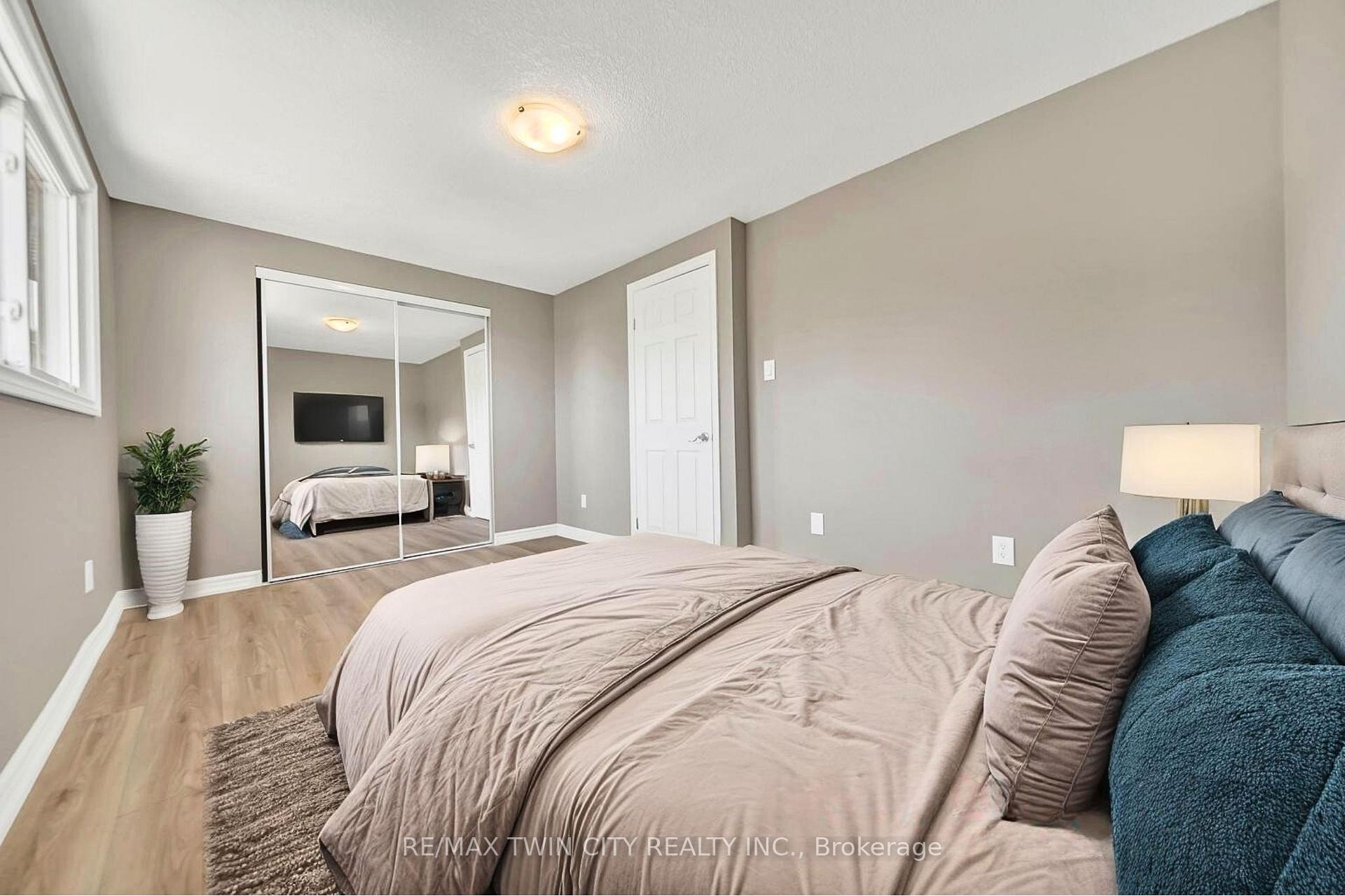 Photo 12 of 28 Uxbridge Crescent, Kitchener — HOMEH