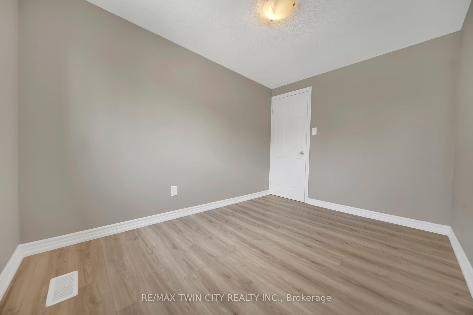 Photo 15 of 28 Uxbridge Crescent, Kitchener — HOMEH