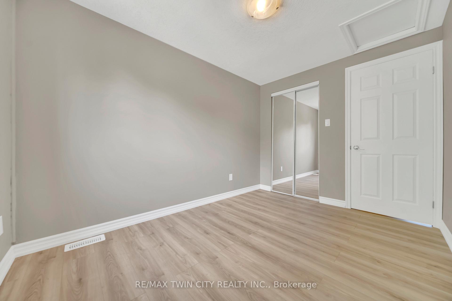 Photo 16 of 28 Uxbridge Crescent, Kitchener — HOMEH