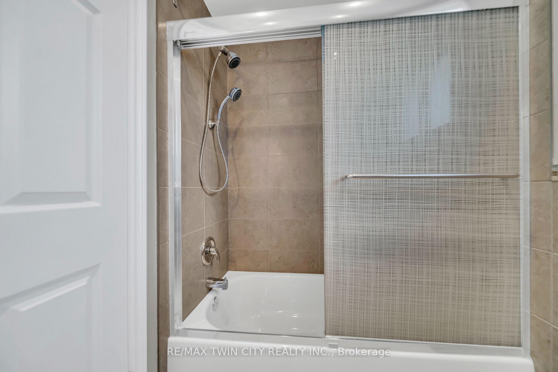 Photo 18 of 28 Uxbridge Crescent, Kitchener — HOMEH