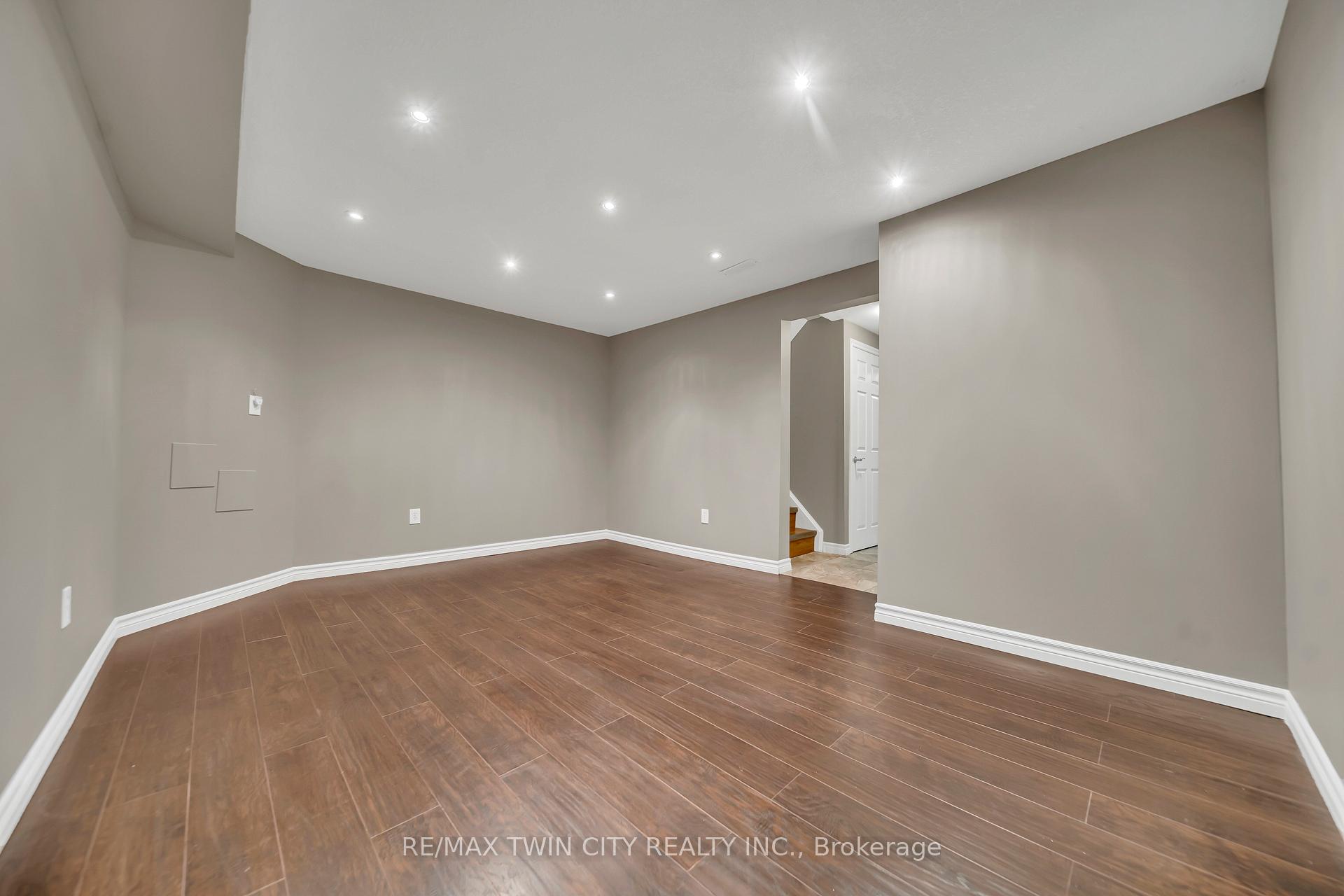 Photo 21 of 28 Uxbridge Crescent, Kitchener — HOMEH