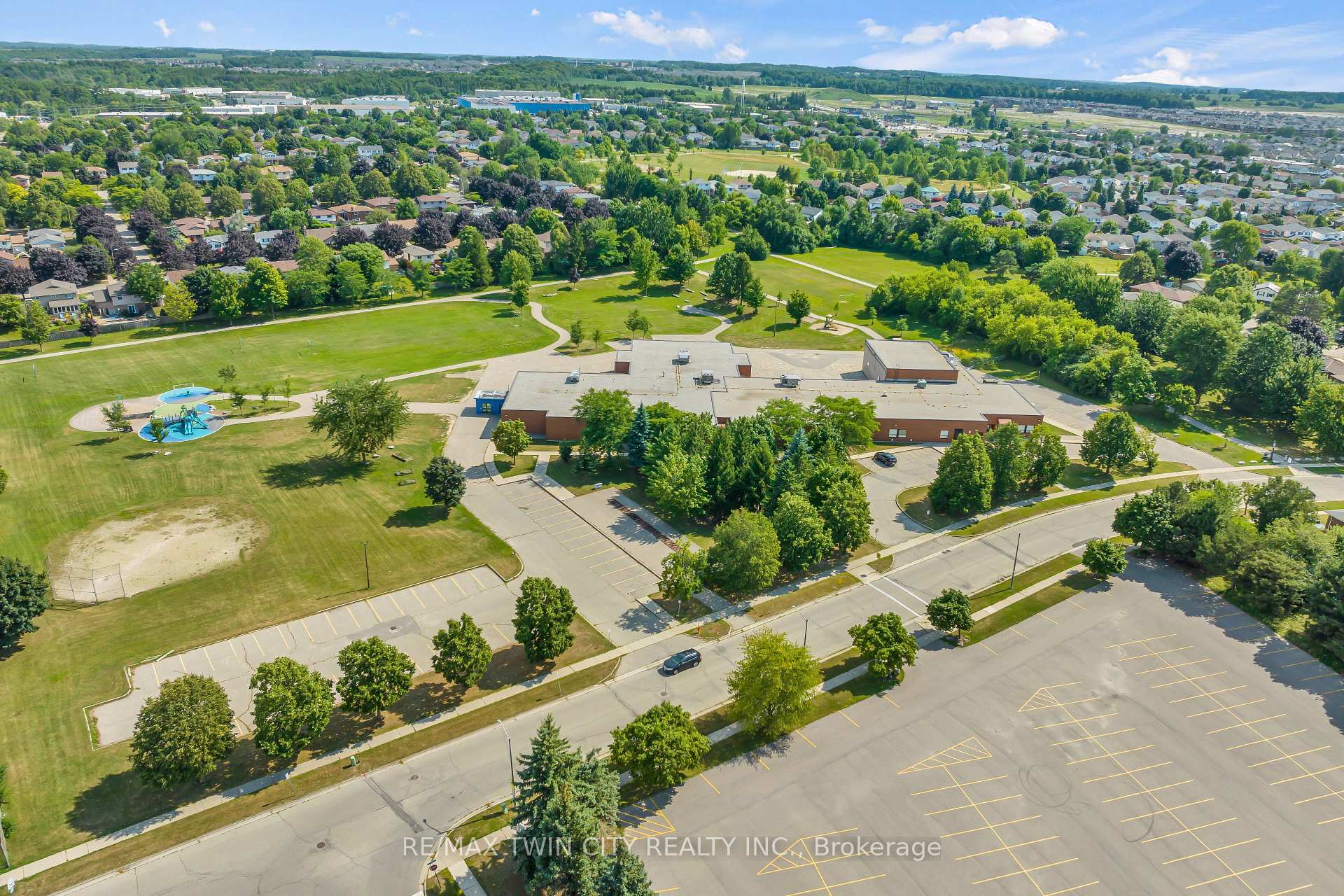 Photo 32 of 28 Uxbridge Crescent, Kitchener — HOMEH