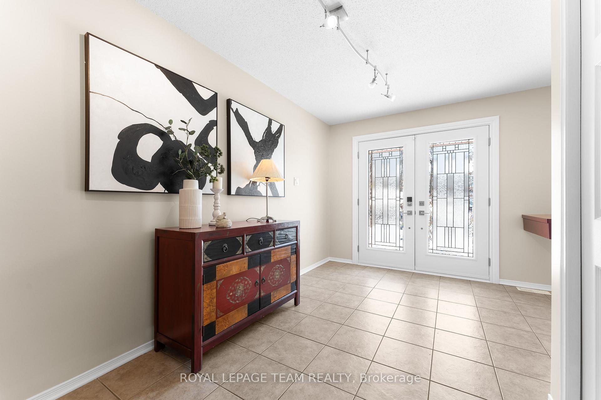 Photo 4 of 136 Macassa Circle, Ottawa, Kanata - Kanata Lakes/Heritage Hills — HOMEH