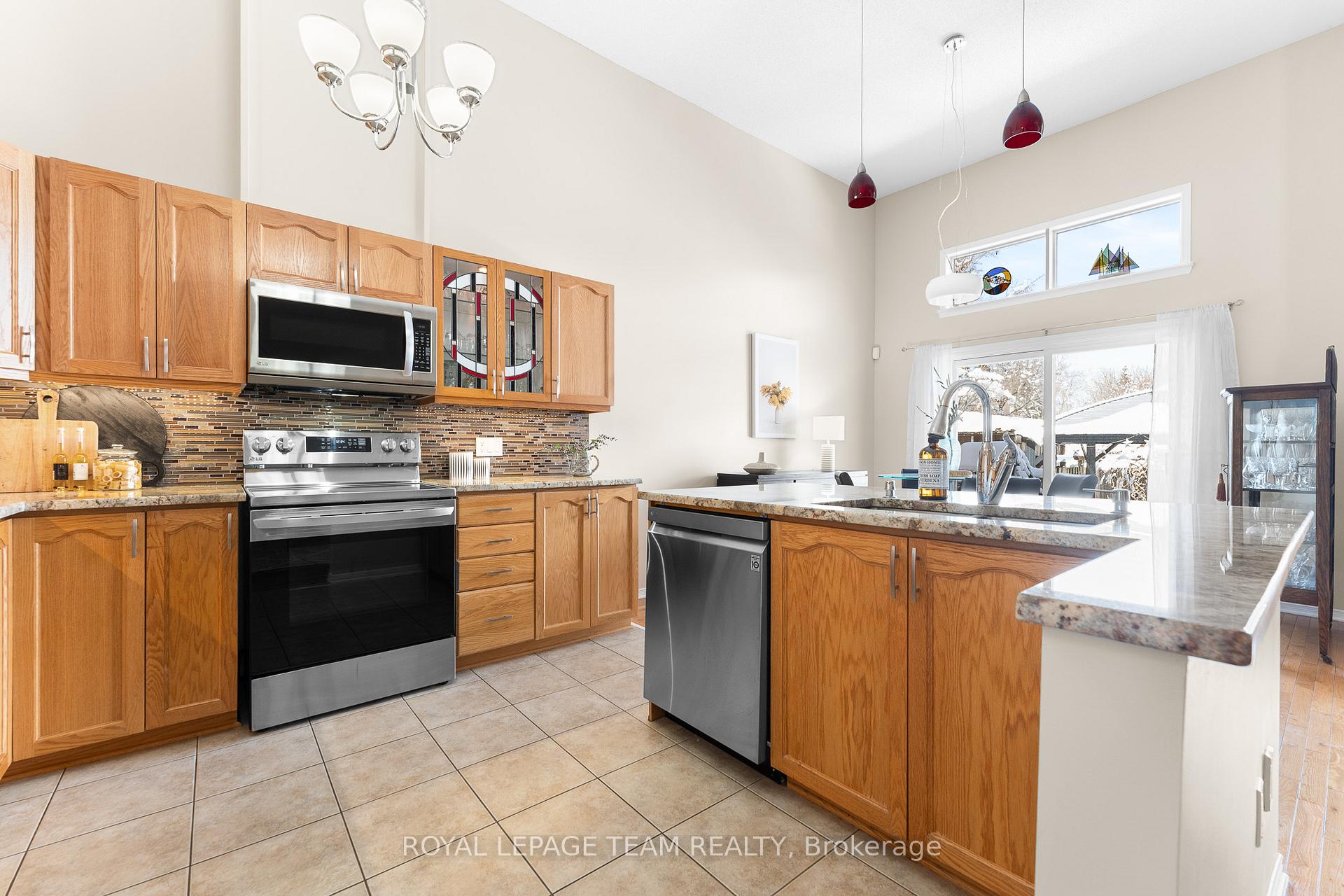 Photo 14 of 136 Macassa Circle, Ottawa, Kanata - Kanata Lakes/Heritage Hills — HOMEH