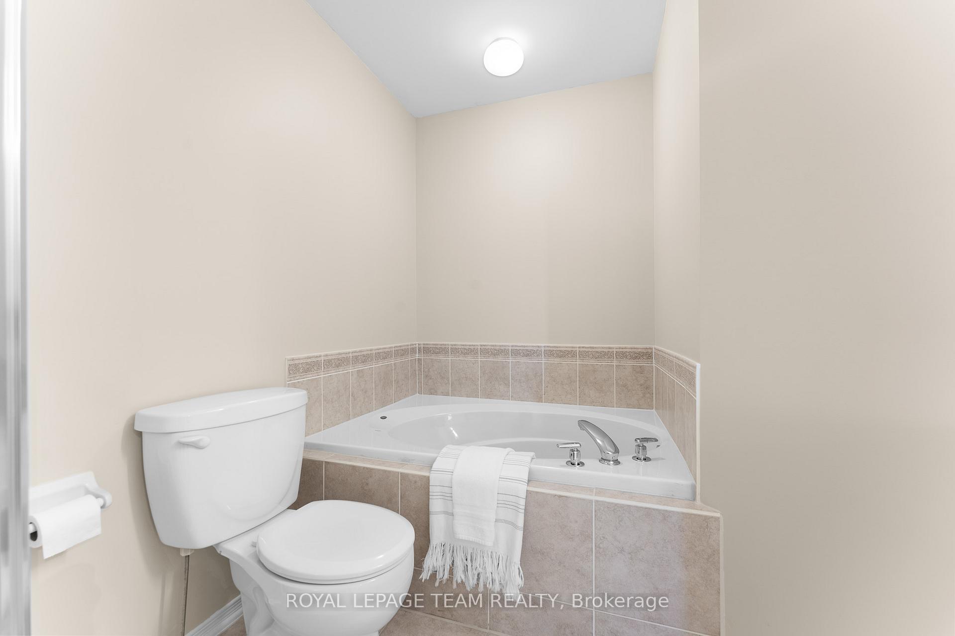Photo 24 of 136 Macassa Circle, Ottawa, Kanata - Kanata Lakes/Heritage Hills — HOMEH