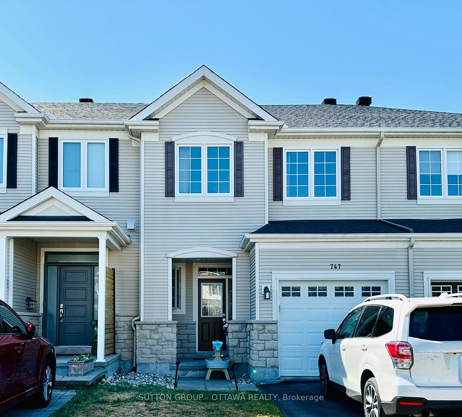 Front of 747 Oakglade Avenue