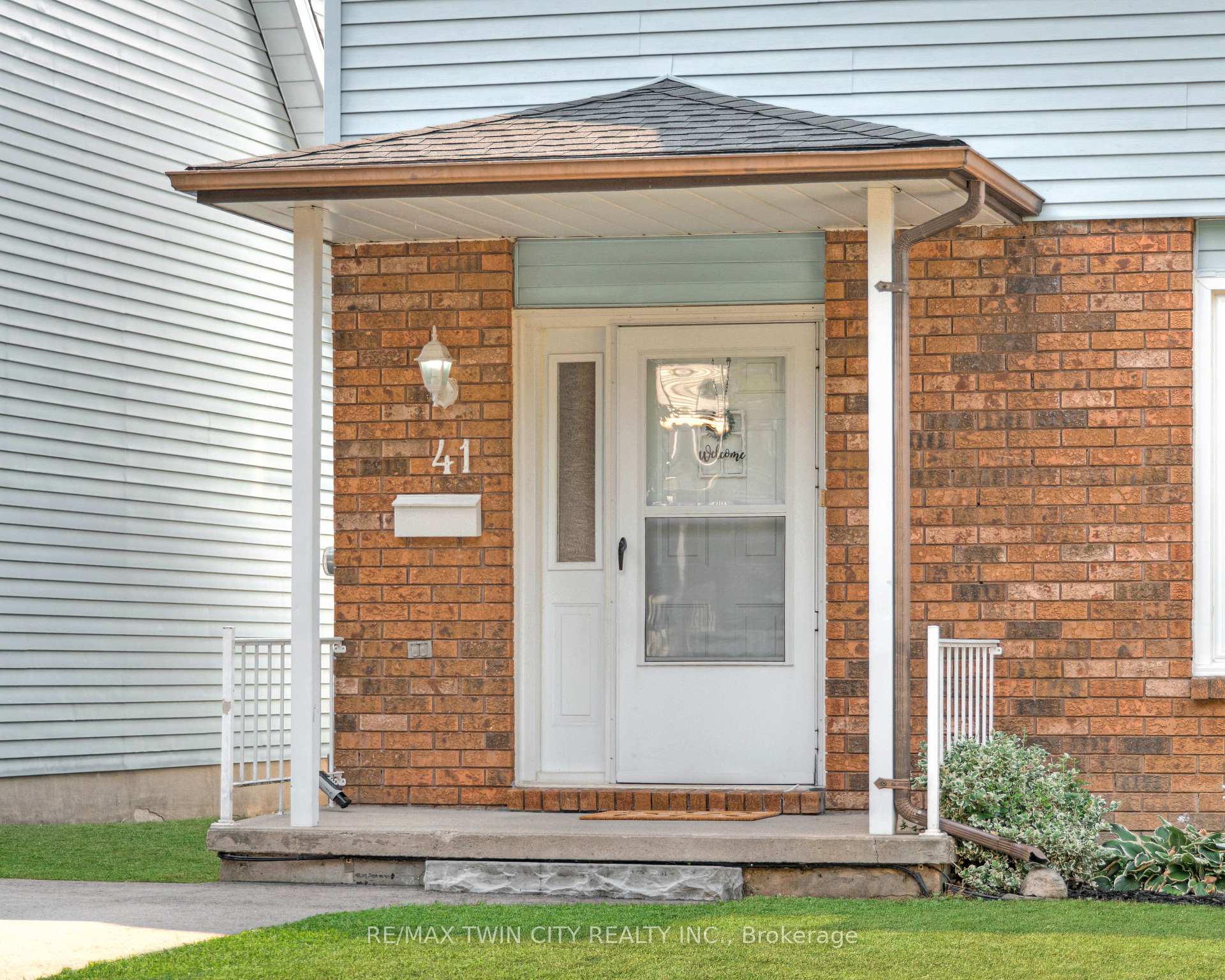 Photo 2 of 41 Ristau Crescent, Kitchener, Laurentian Hills — HOMEH