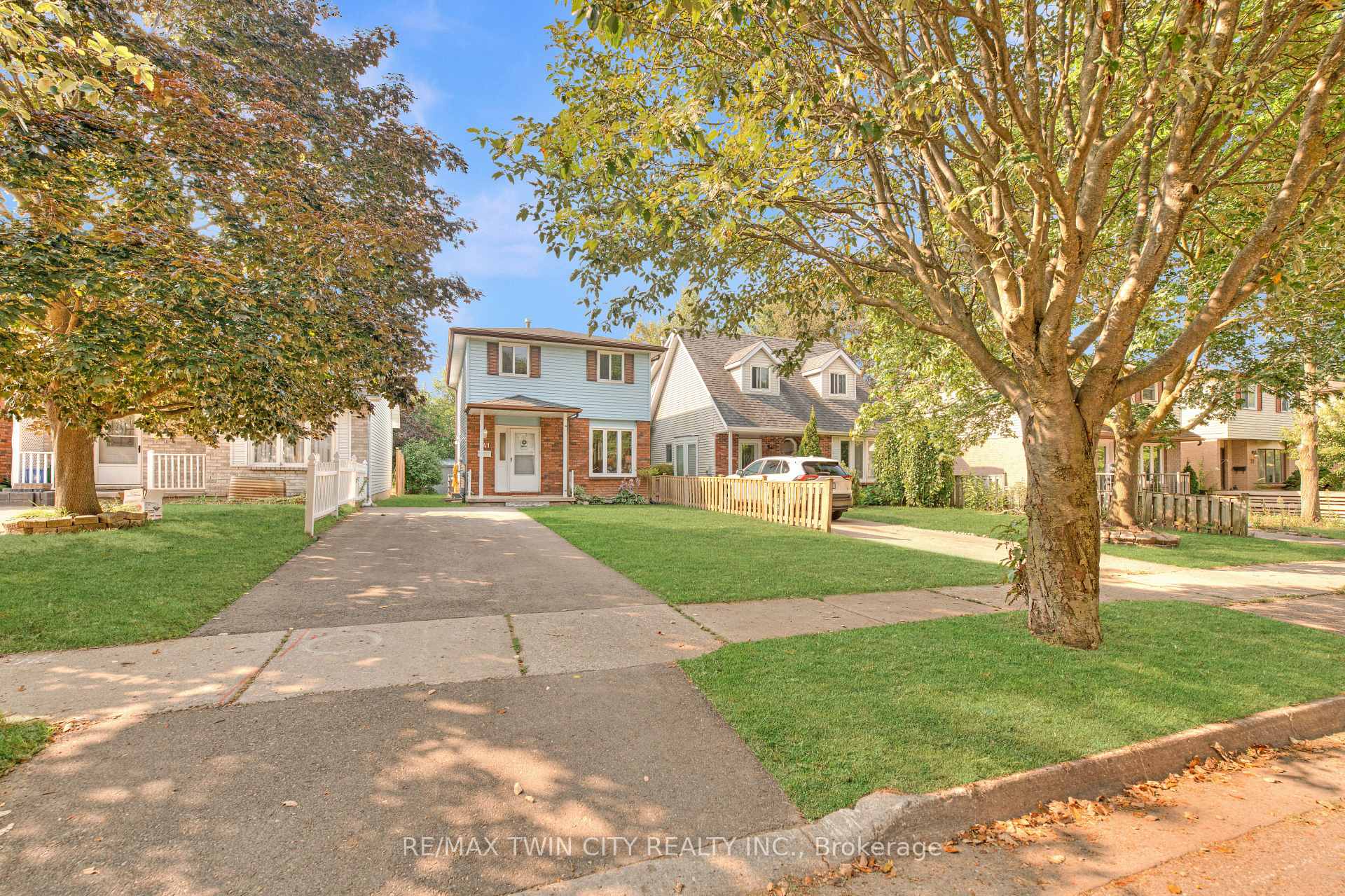 Photo 3 of 41 Ristau Crescent, Kitchener, Laurentian Hills — HOMEH