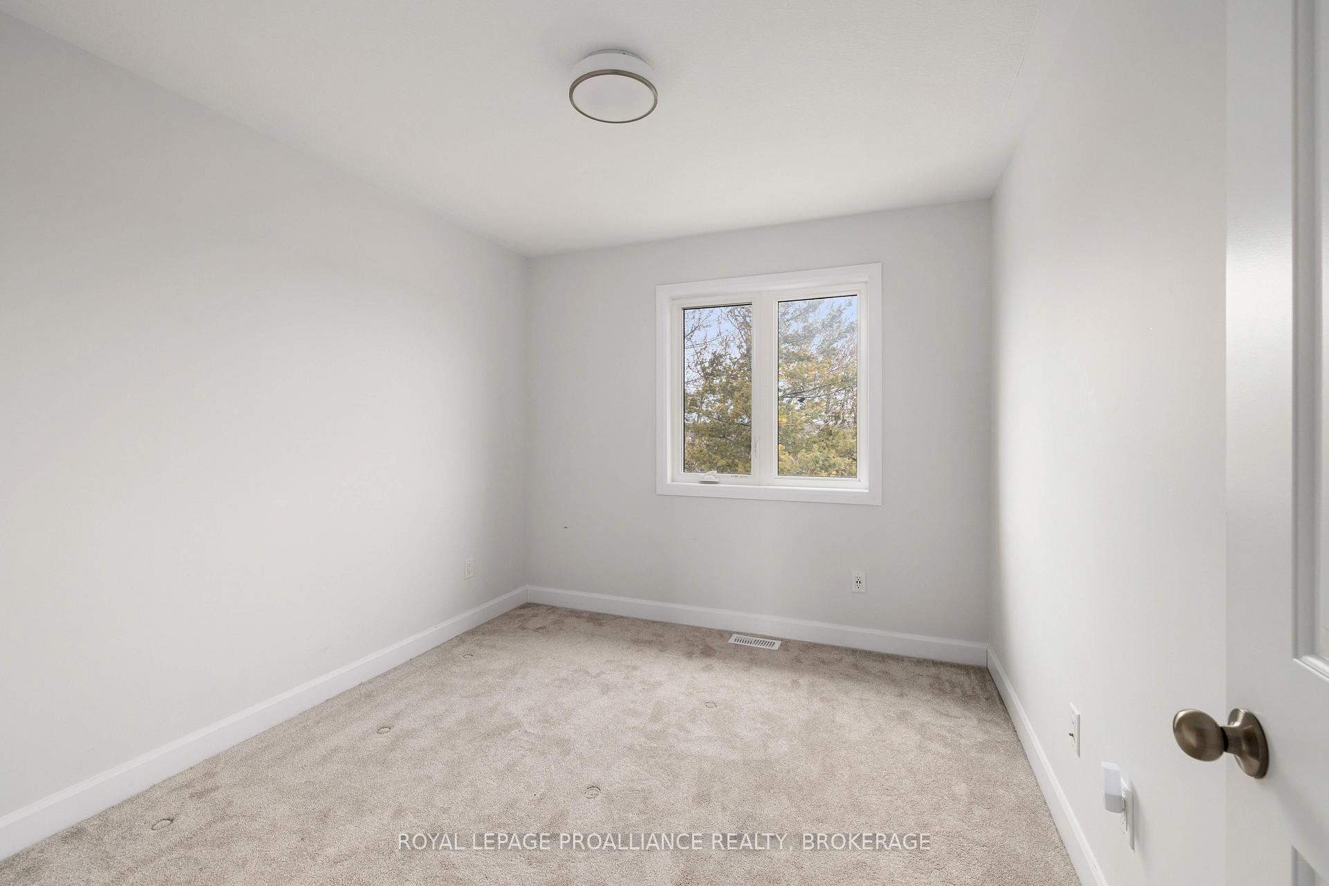 Photo 10 of 133 Superior Drive, Loyalist, Amherstview — HOMEH