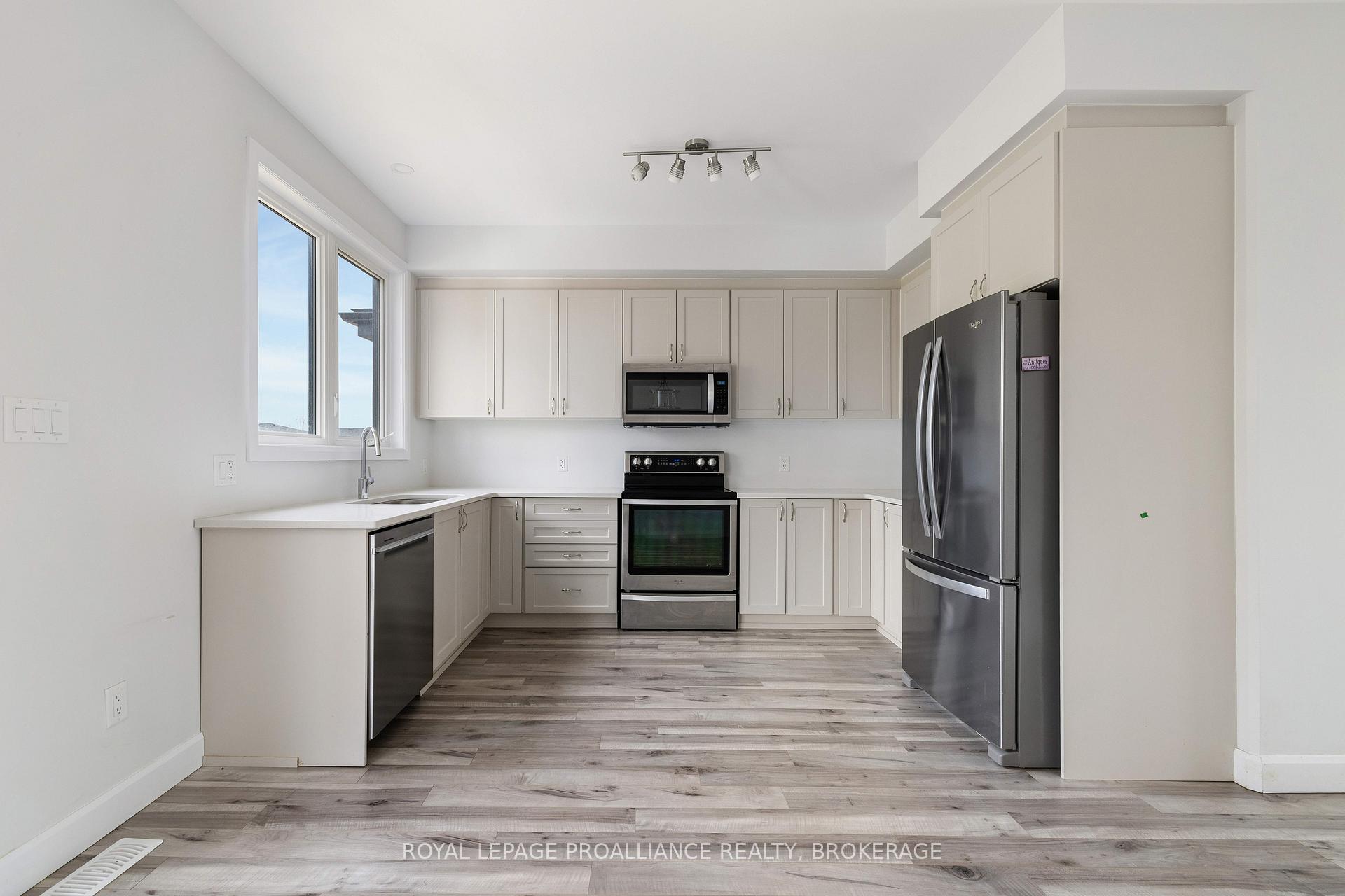 Photo 20 of 133 Superior Drive, Loyalist, Amherstview — HOMEH