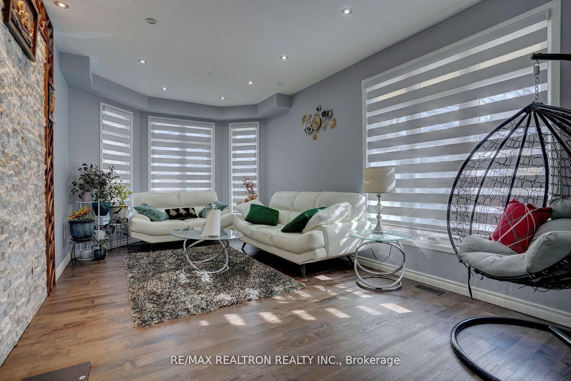 Photo 3 of 2 Mccaul Street, Markham, Berczy — HOMEH