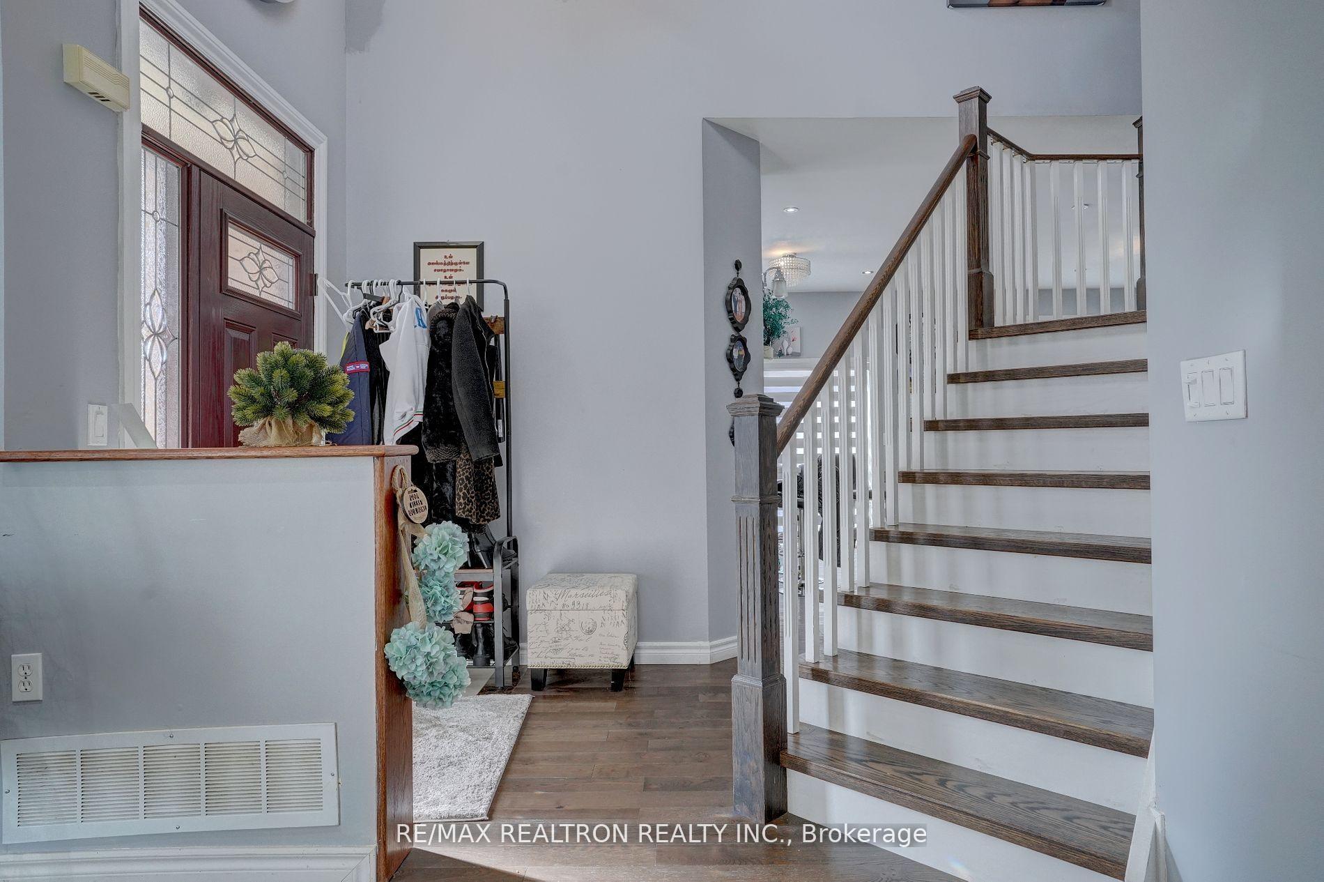 Photo 4 of 2 Mccaul Street, Markham, Berczy — HOMEH