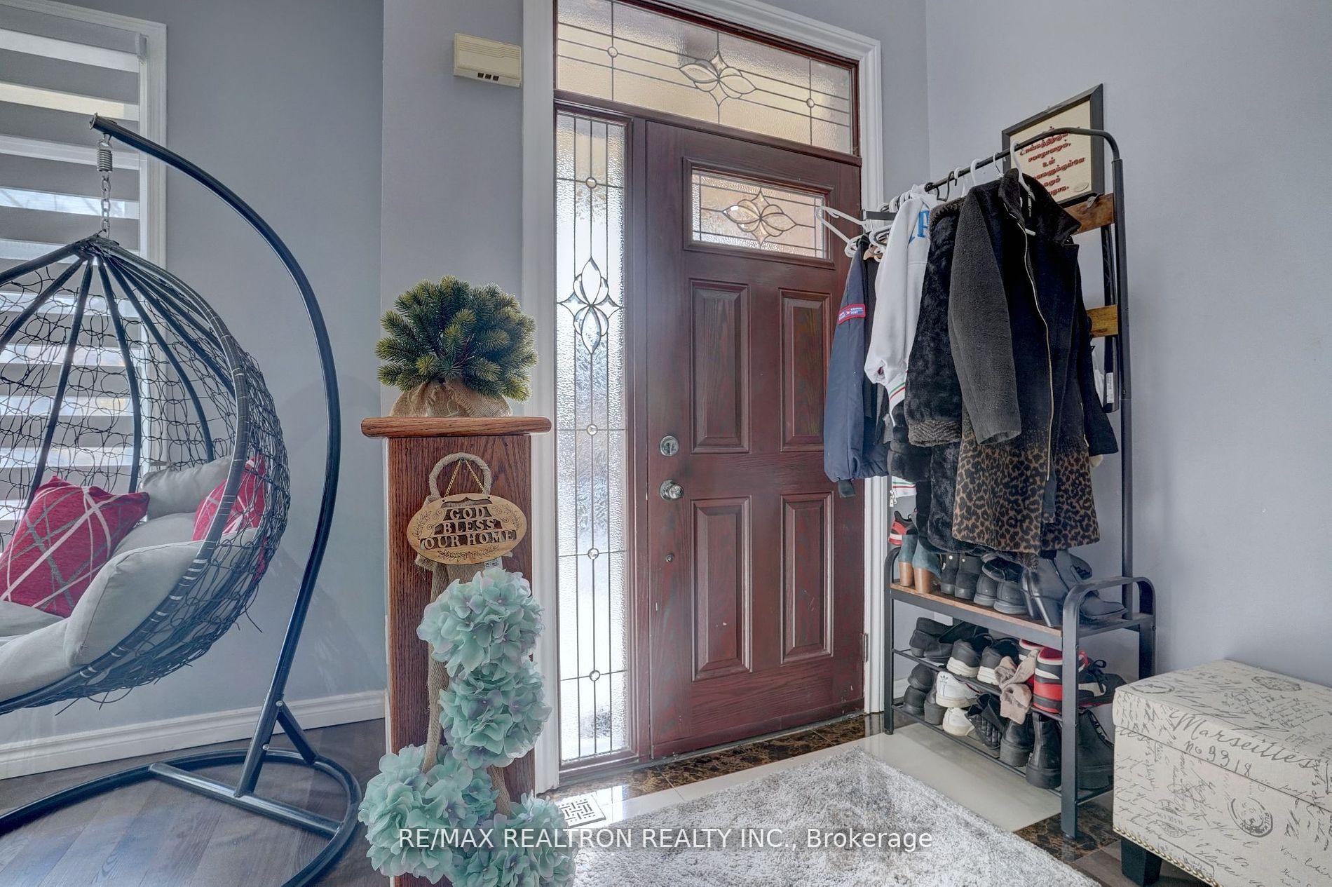 Photo 5 of 2 Mccaul Street, Markham, Berczy — HOMEH