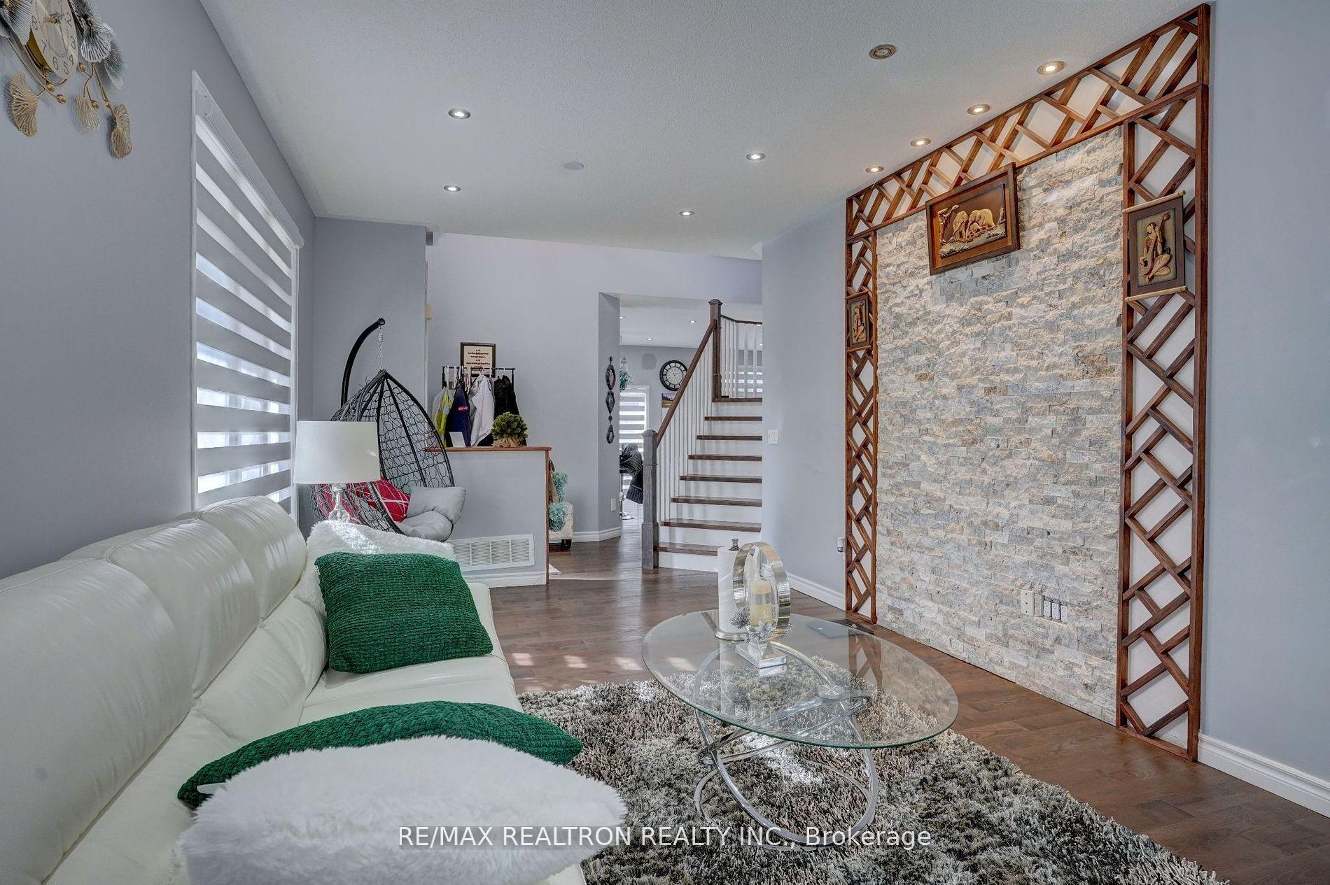 Photo 6 of 2 Mccaul Street, Markham, Berczy — HOMEH