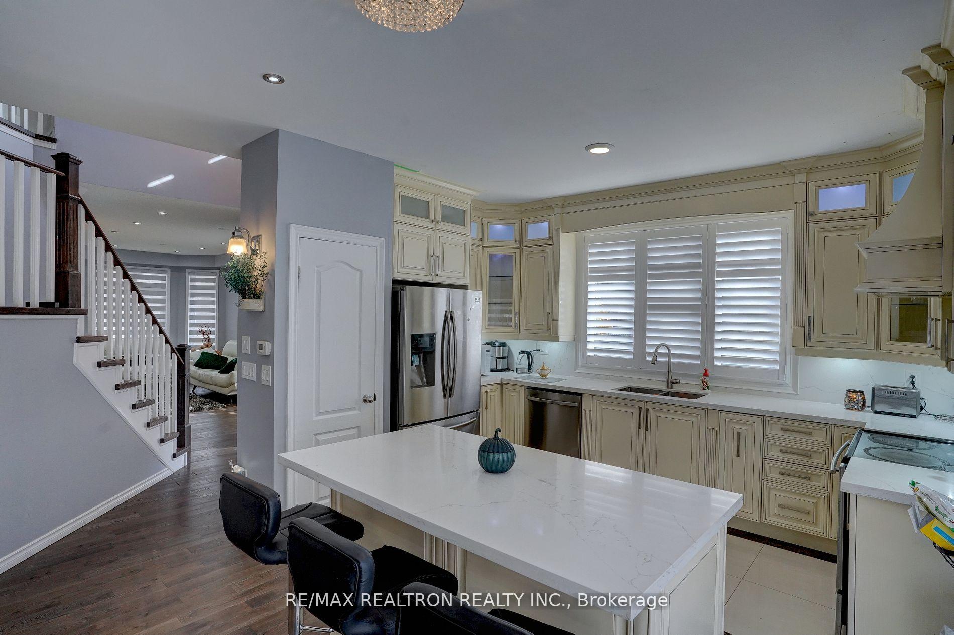 Photo 8 of 2 Mccaul Street, Markham, Berczy — HOMEH