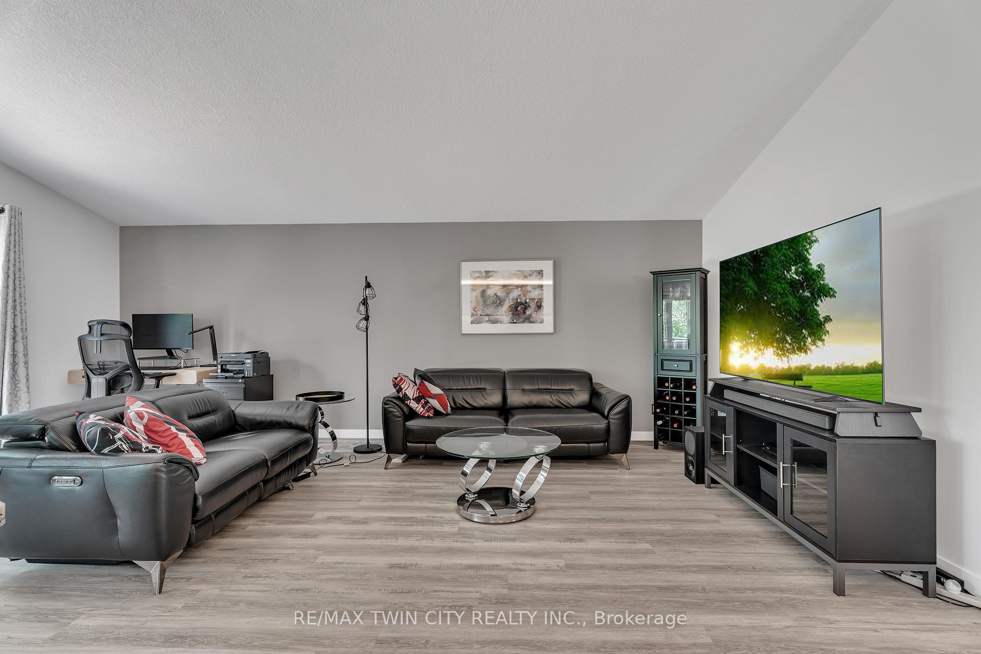 Photo 4 of 4 Orchid Crescent, Kitchener — HOMEH