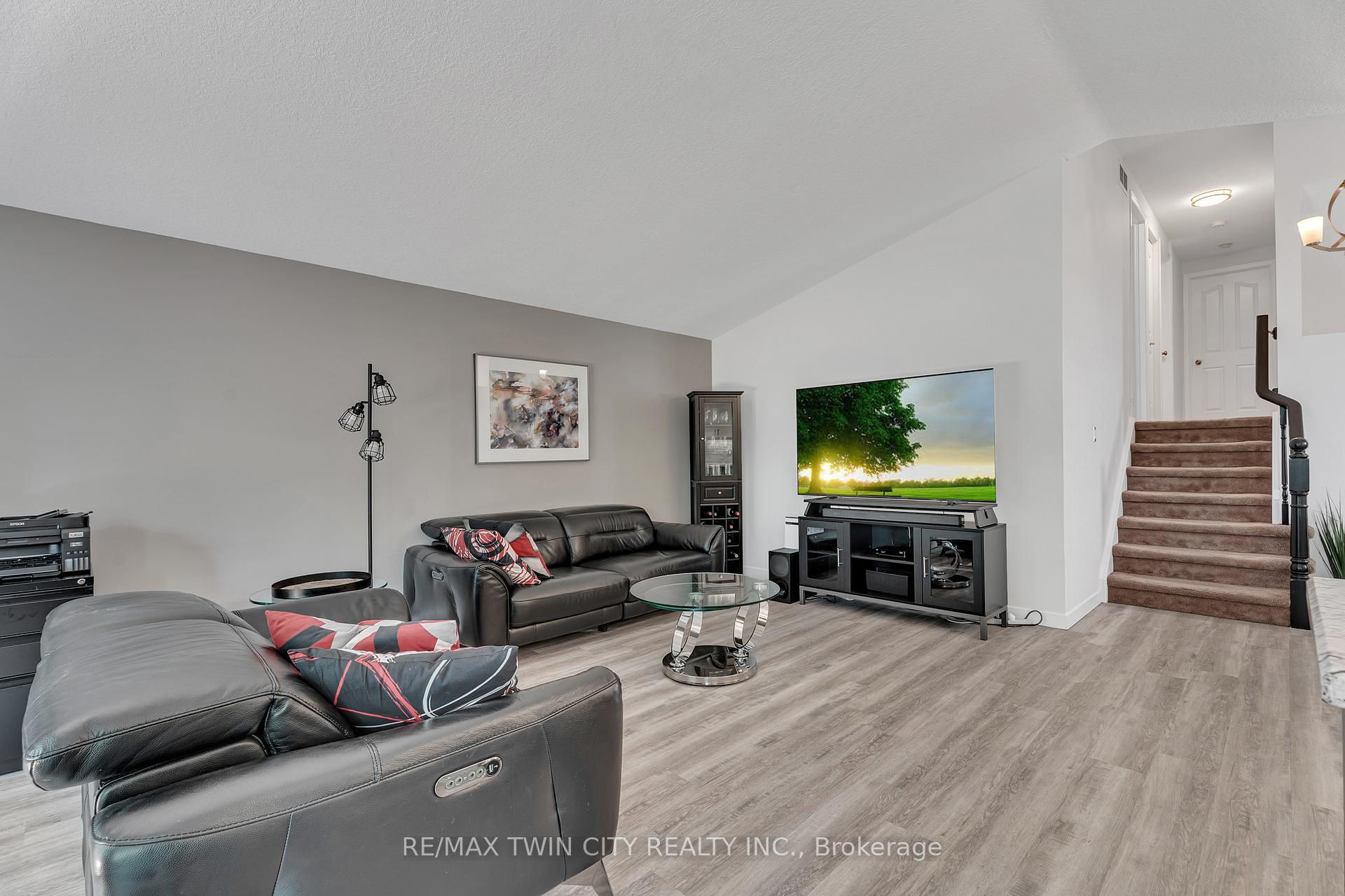 Photo 5 of 4 Orchid Crescent, Kitchener — HOMEH
