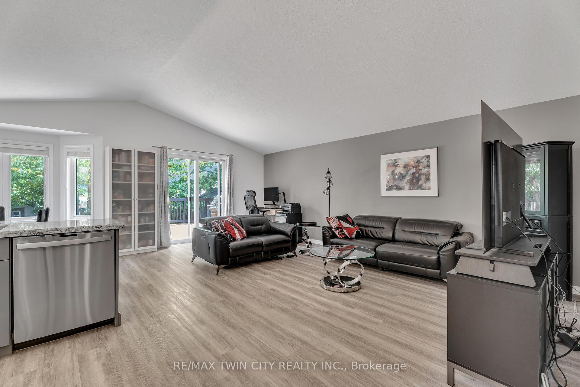 Photo 6 of 4 Orchid Crescent, Kitchener — HOMEH