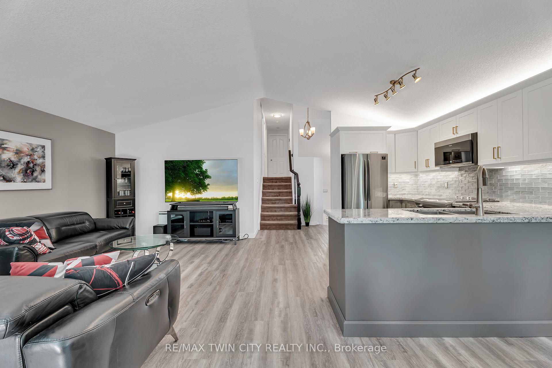 Photo 7 of 4 Orchid Crescent, Kitchener — HOMEH