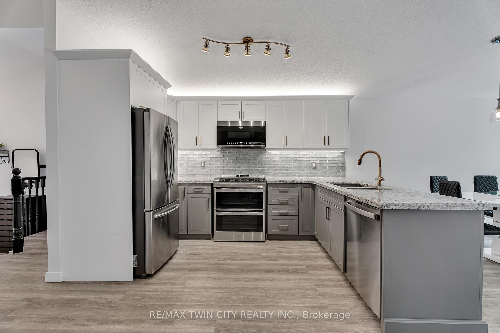 Photo 8 of 4 Orchid Crescent, Kitchener — HOMEH