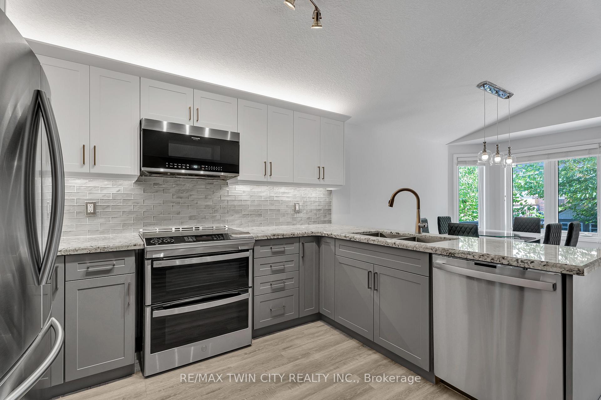 Photo 10 of 4 Orchid Crescent, Kitchener — HOMEH