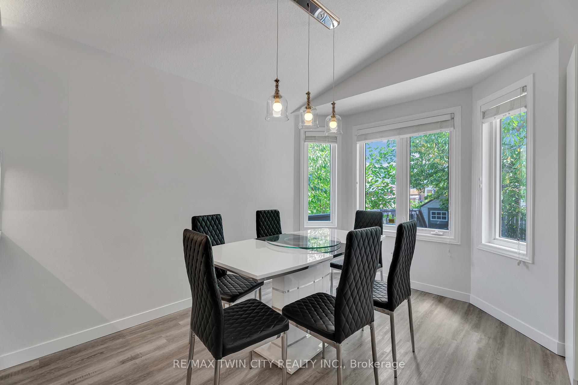 Photo 11 of 4 Orchid Crescent, Kitchener — HOMEH