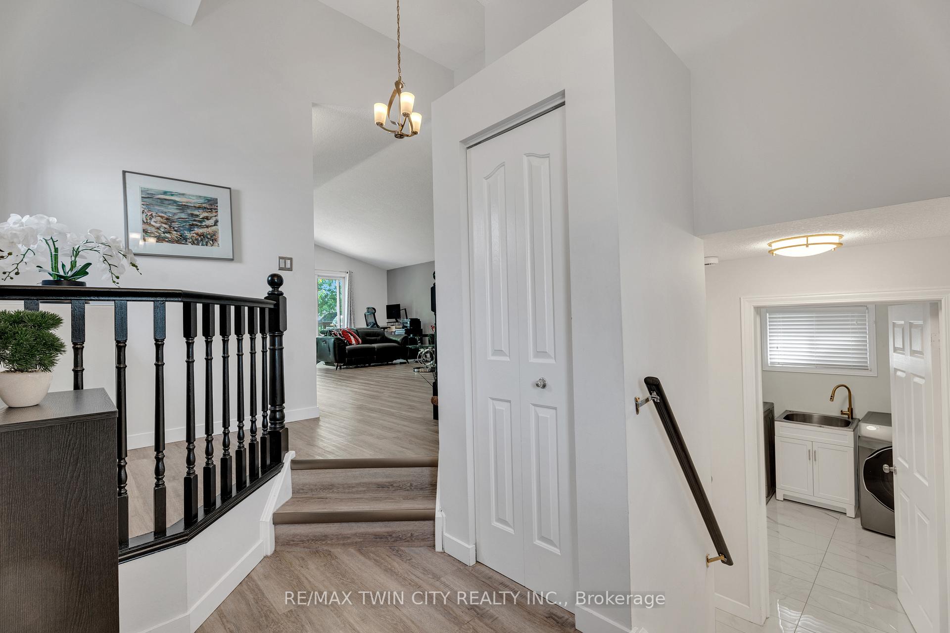 Photo 13 of 4 Orchid Crescent, Kitchener — HOMEH